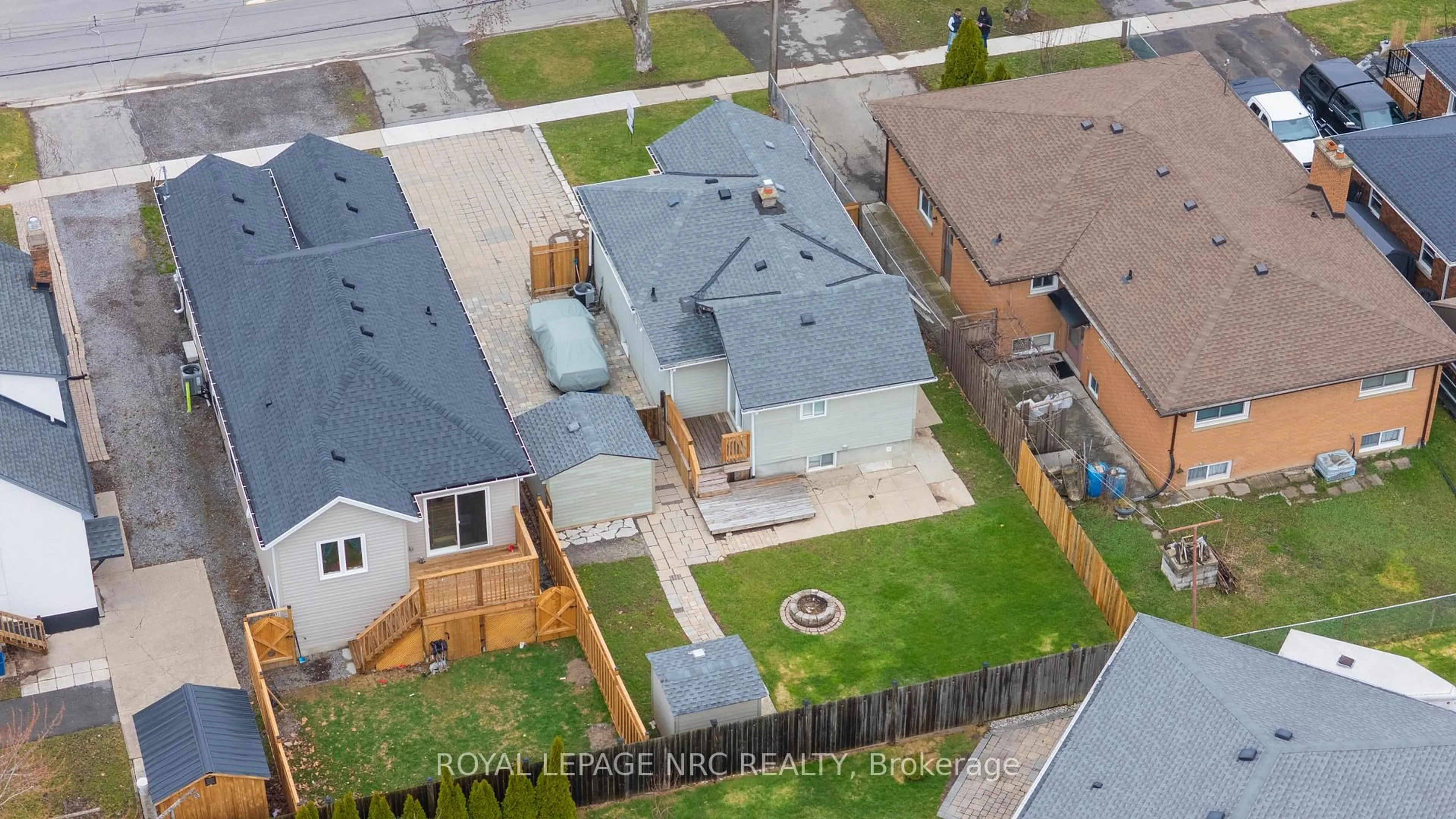A pic from outside/outdoor area/front of a property/back of a property/a pic from drone, street for 135 St. George St, Welland Ontario L3C 5N7