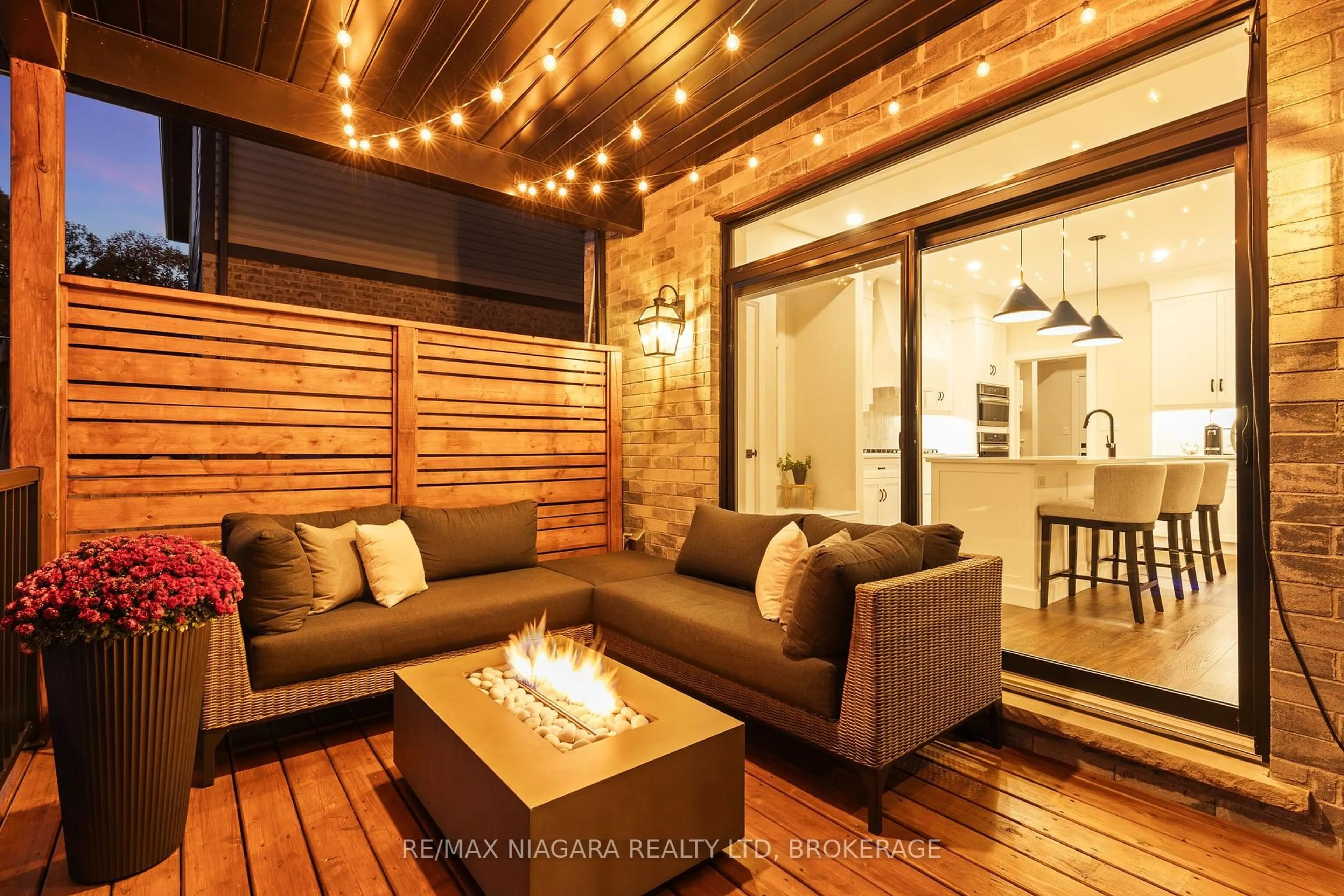 Patio, street for 236 WALKER Rd, Pelham Ontario L3B 5N5