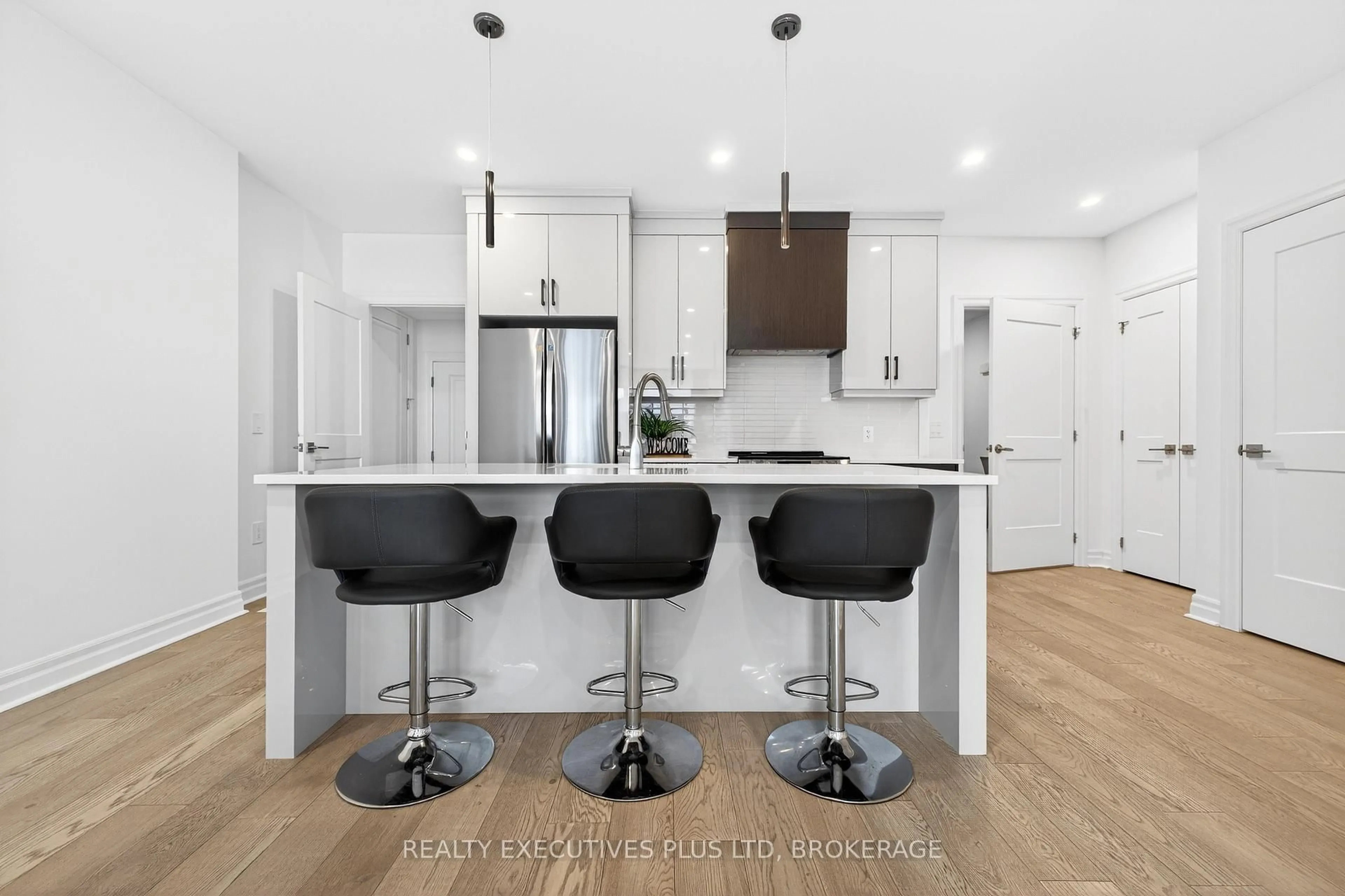 Open concept kitchen, wood/laminate floor for 7446 Parkside Rd, Niagara Falls Ontario L2H 3V9