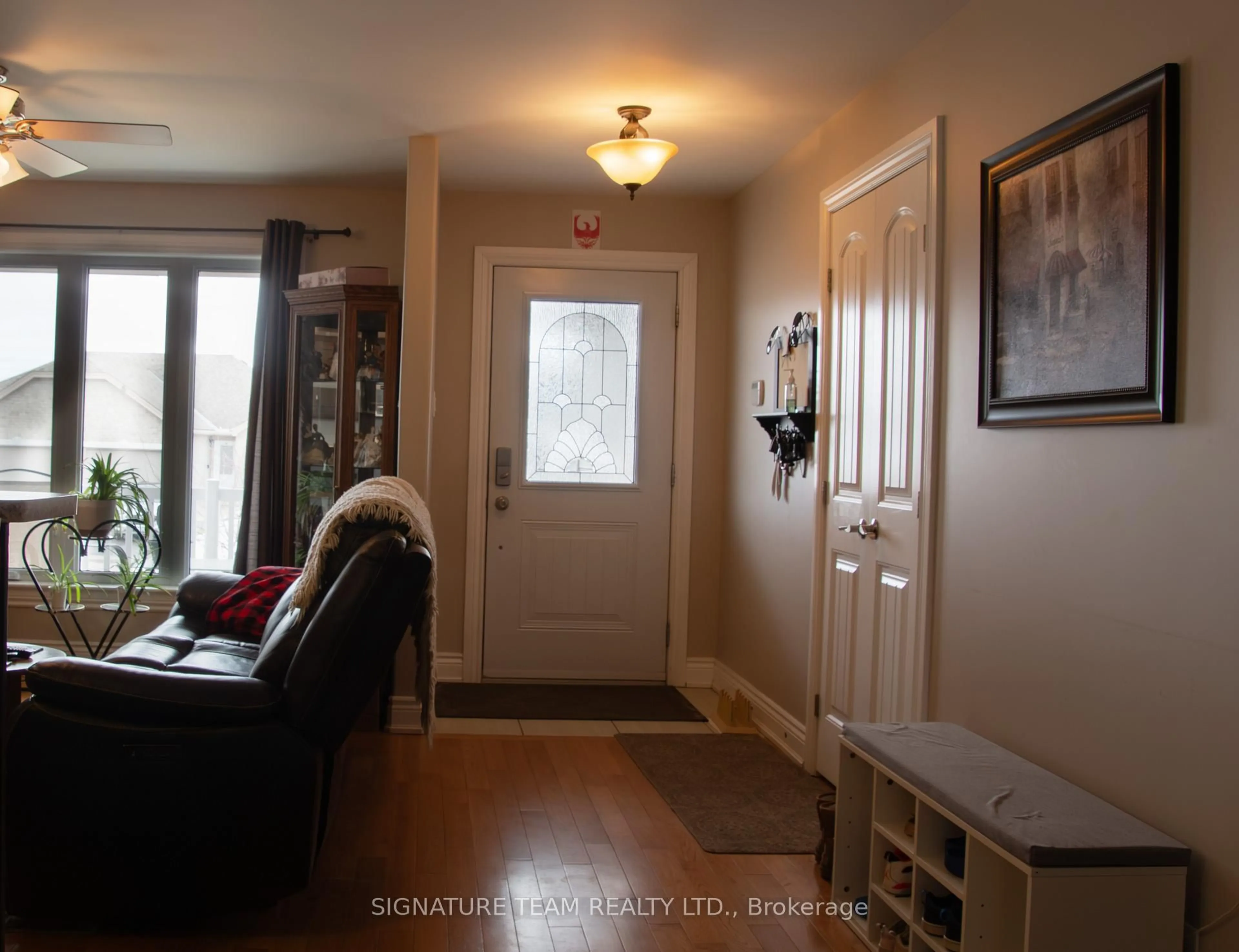 Indoor entryway for 675 Aberdeen St Aberdeen St, Renfrew Ontario K7V 0A3