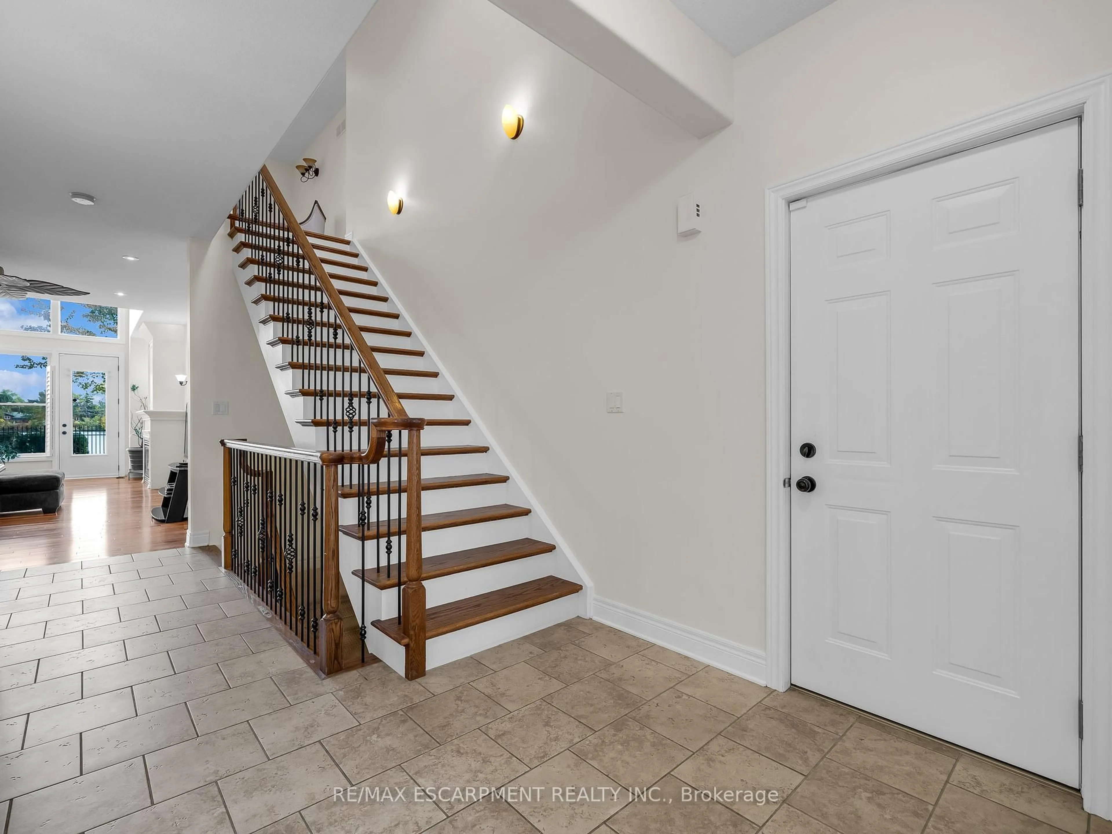 Indoor entryway for 18 Biagi Crt, St. Catharines Ontario L2M 7Z6