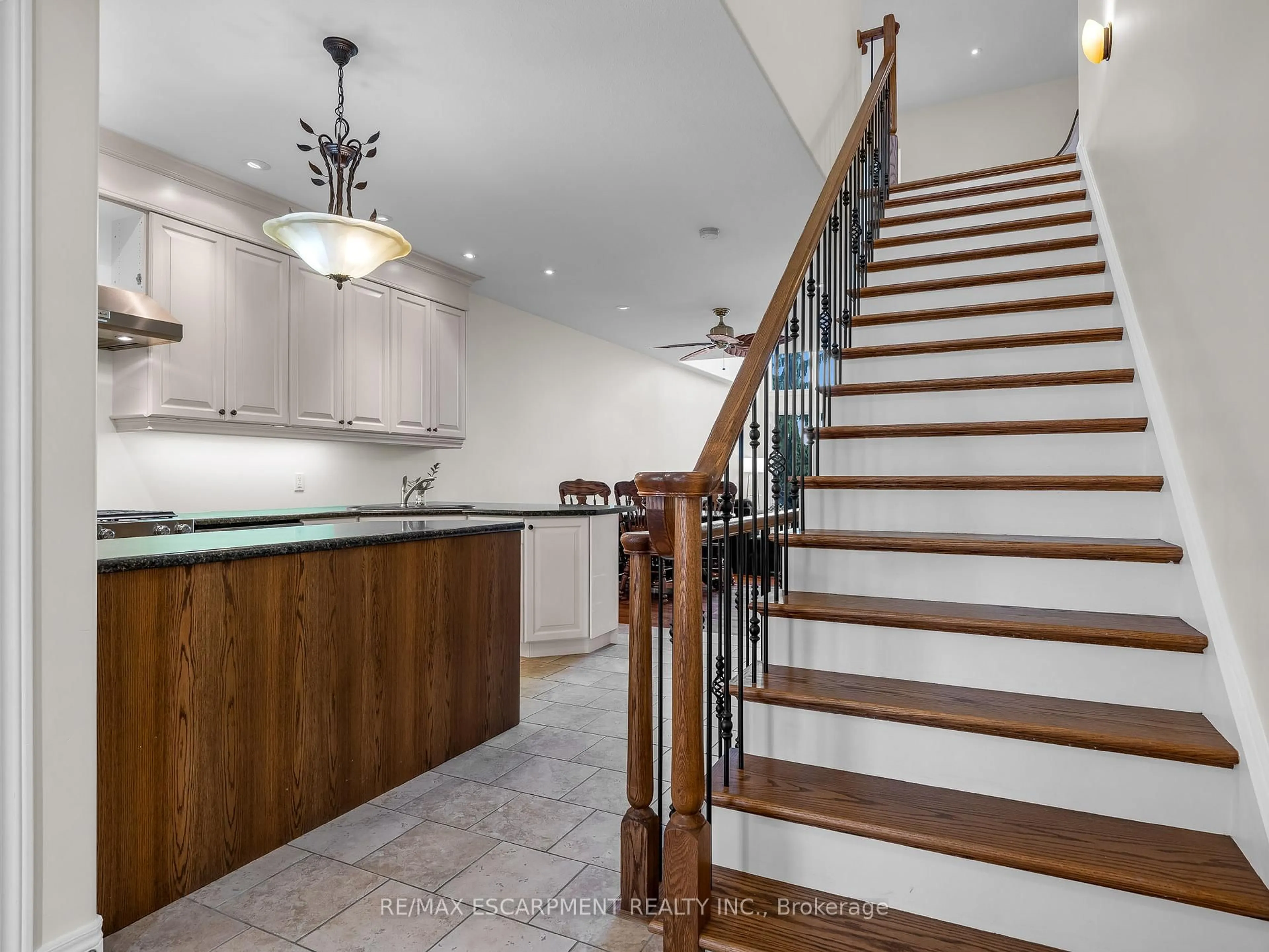 Indoor foyer for 18 Biagi Crt, St. Catharines Ontario L2M 7Z6