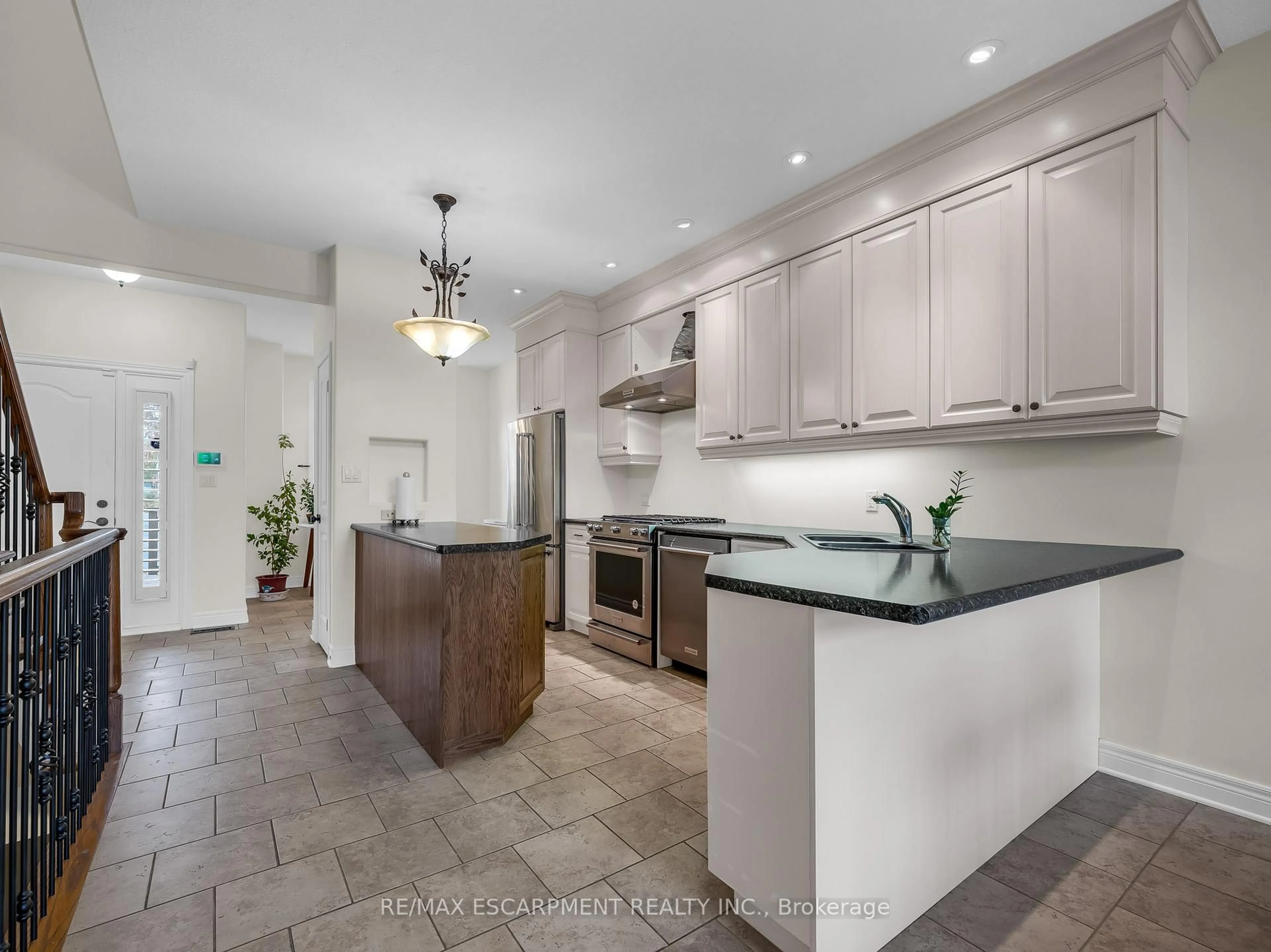 Open concept kitchen, ceramic/tile floor for 18 Biagi Crt, St. Catharines Ontario L2M 7Z6