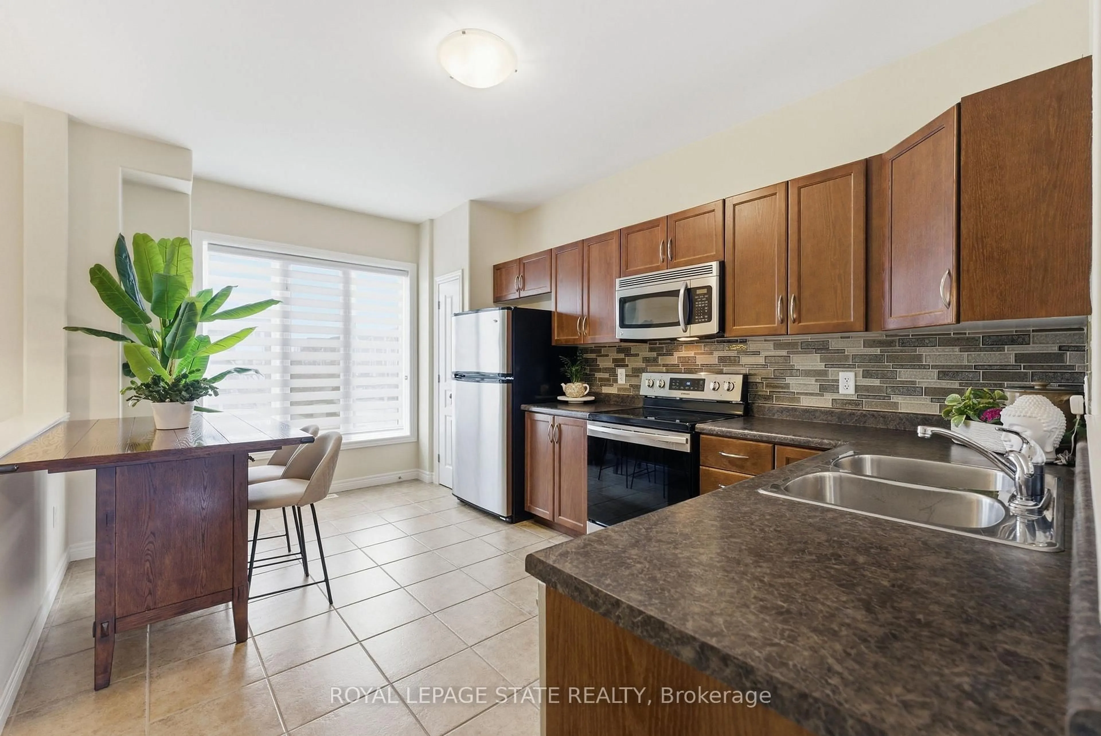 Standard kitchen, ceramic/tile floor for 17 Hemlock Way, Grimsby Ontario L3M 0A7