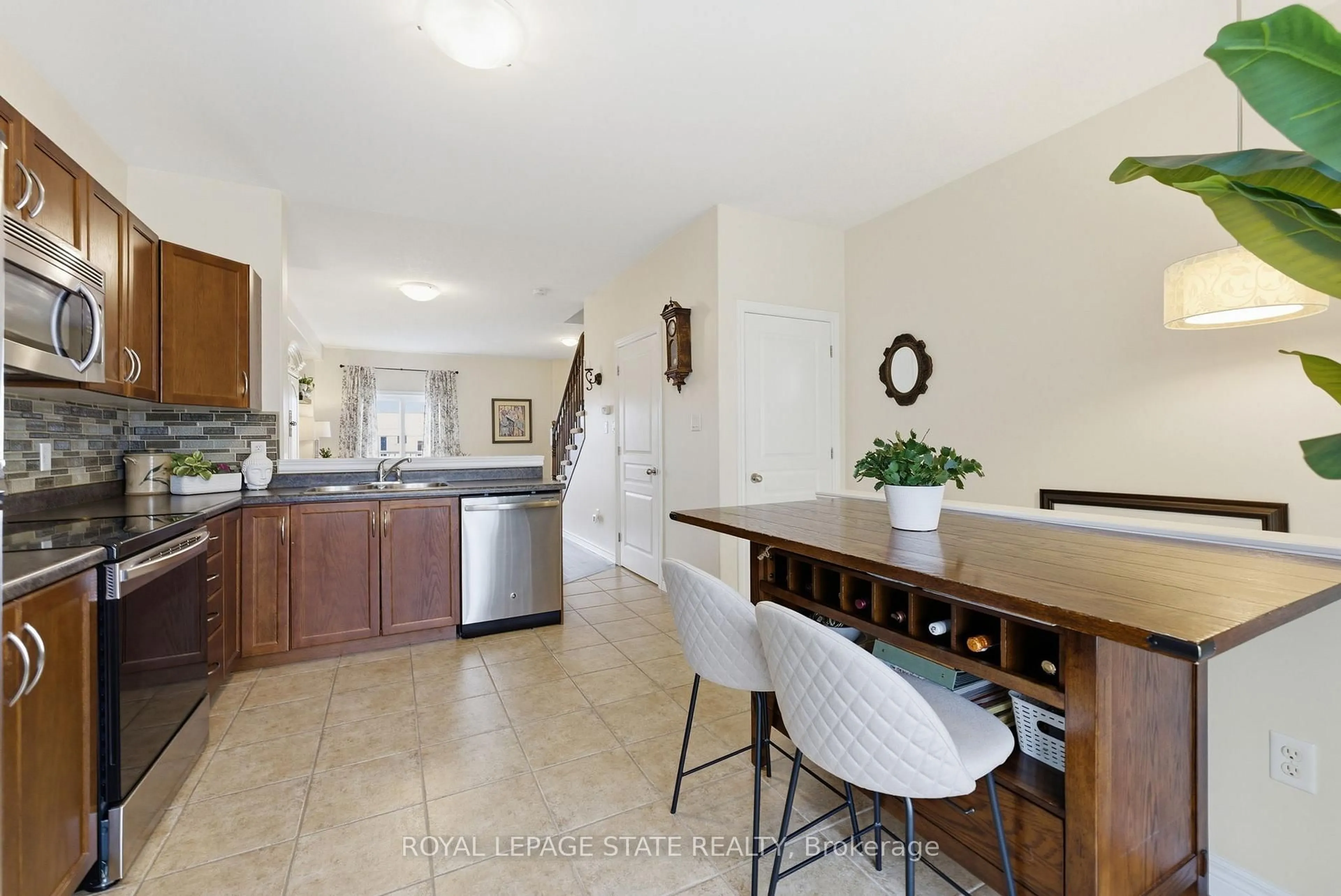 Open concept kitchen, unknown for 17 Hemlock Way, Grimsby Ontario L3M 0A7