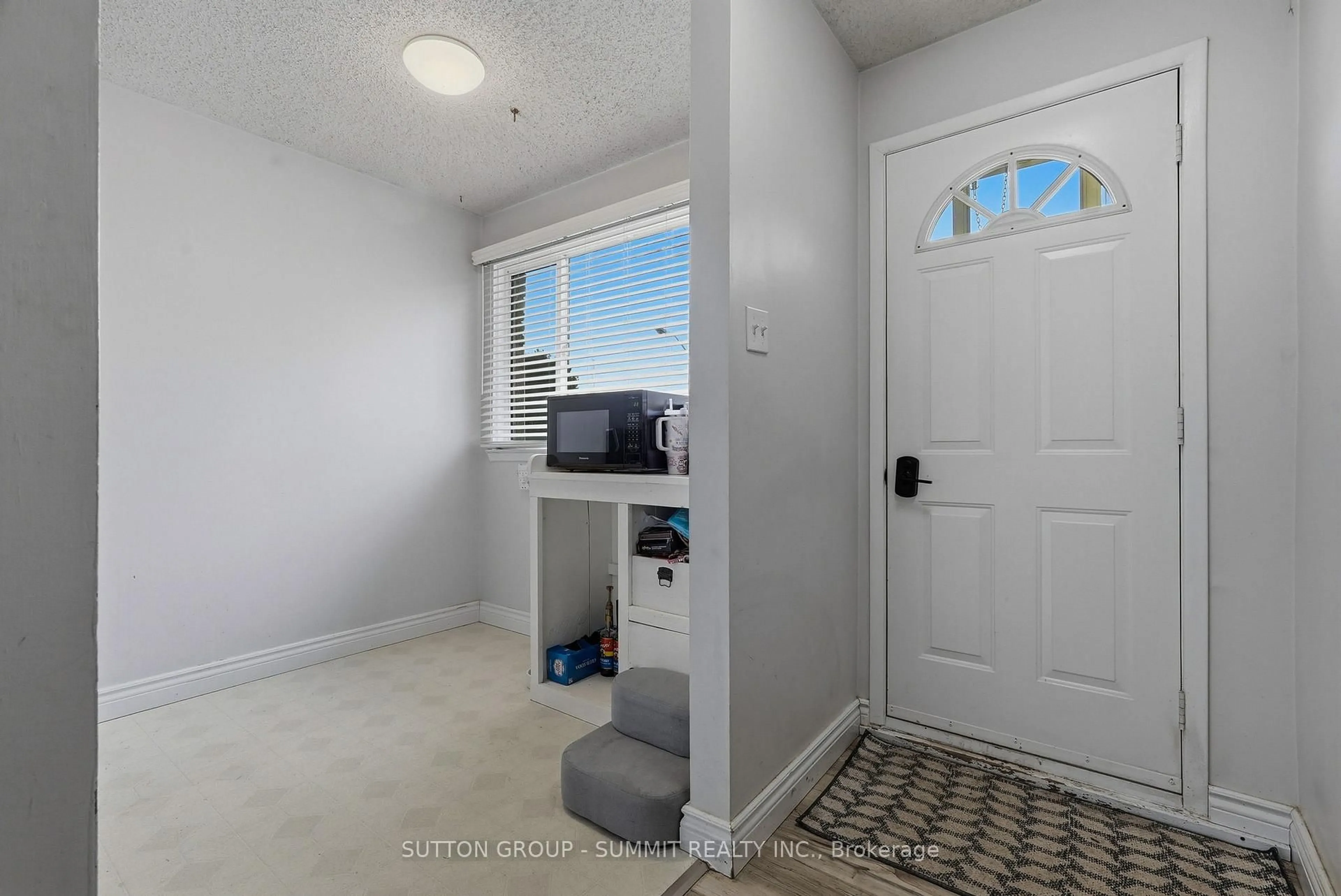 Indoor entryway for 16 Lamson Cres, Owen Sound Ontario N4K 6C1