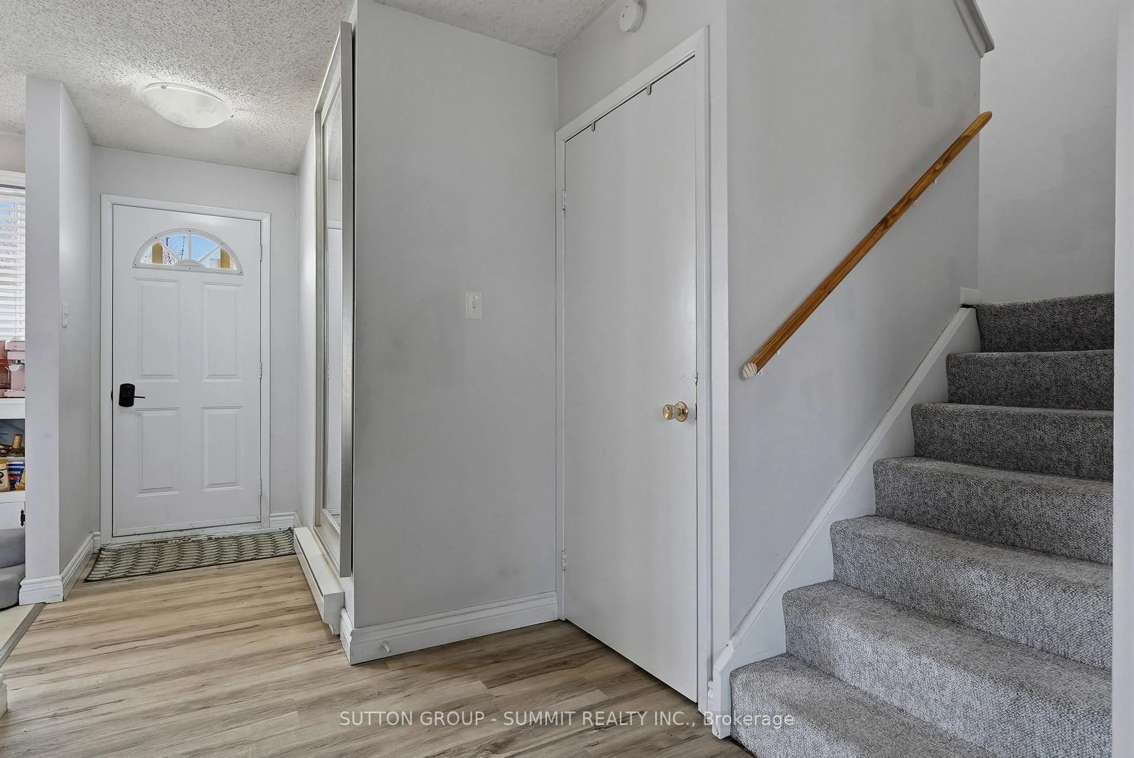 Indoor entryway for 16 Lamson Cres, Owen Sound Ontario N4K 6C1