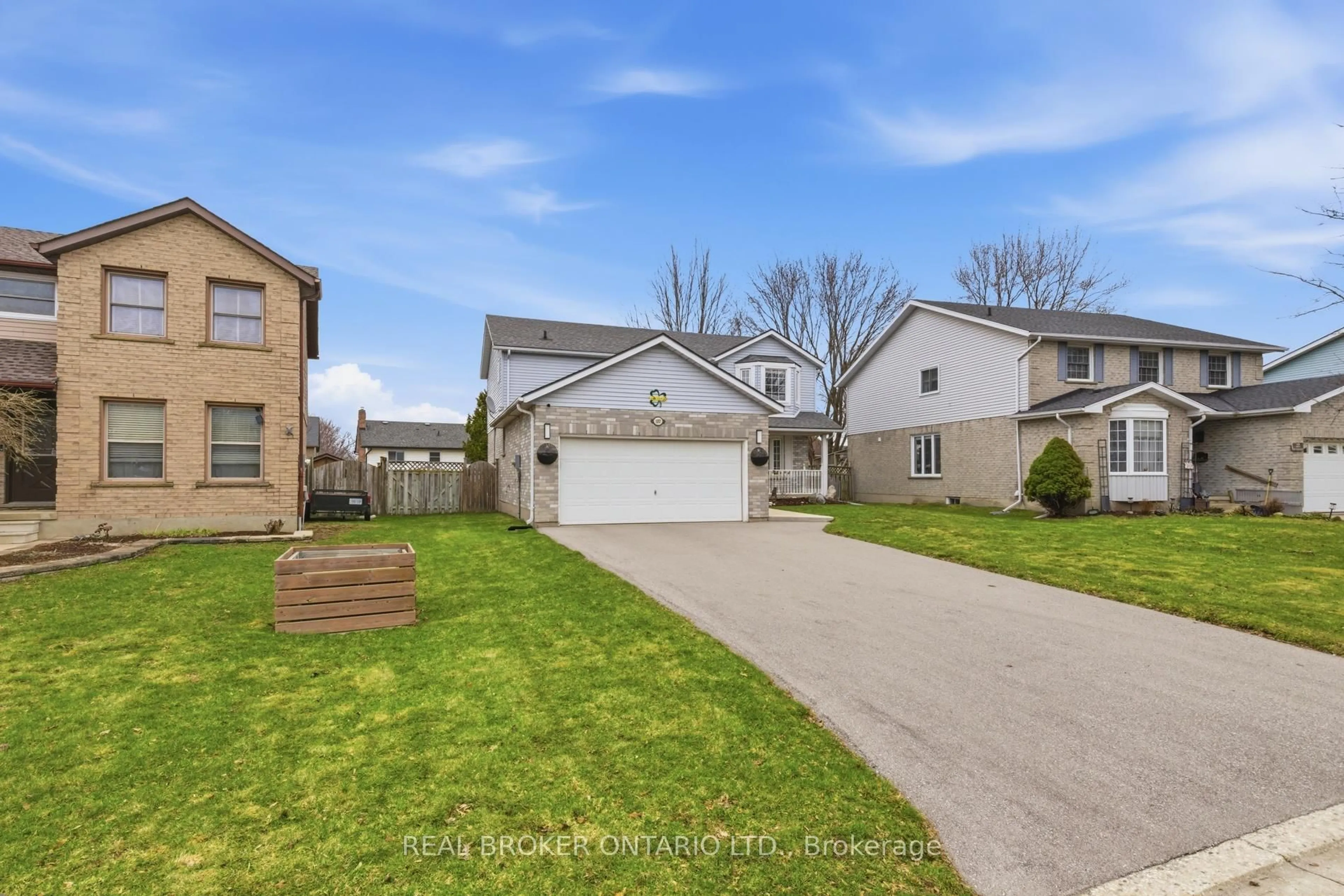 A pic from outside/outdoor area/front of a property/back of a property/a pic from drone, street for 107 Rose Bridge Cres, Cambridge Ontario N3C 3Z2