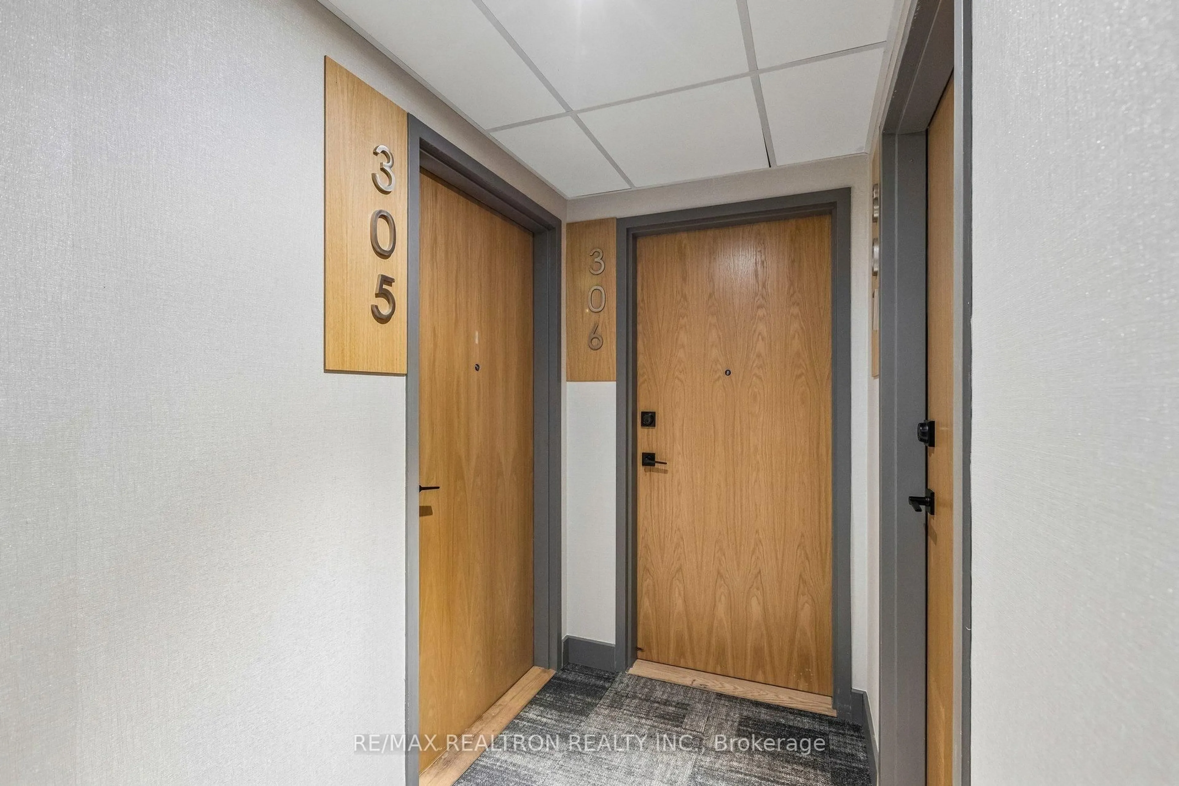 Indoor foyer for 7 Erie Ave #305, Brantford Ontario N3S 0K5