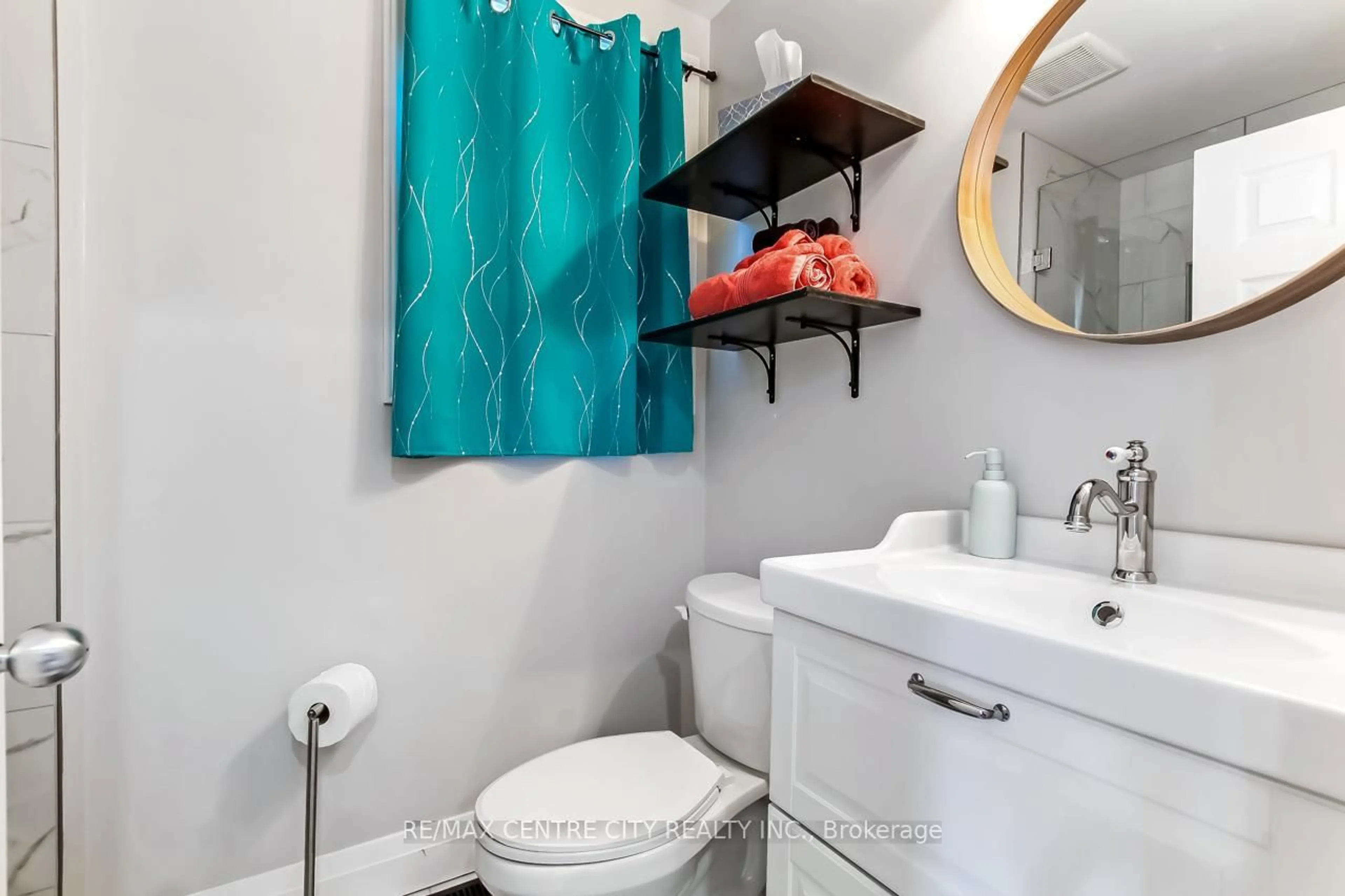 Standard bathroom, ceramic/tile floor for 483 George St, Central Elgin Ontario N5L 1H1