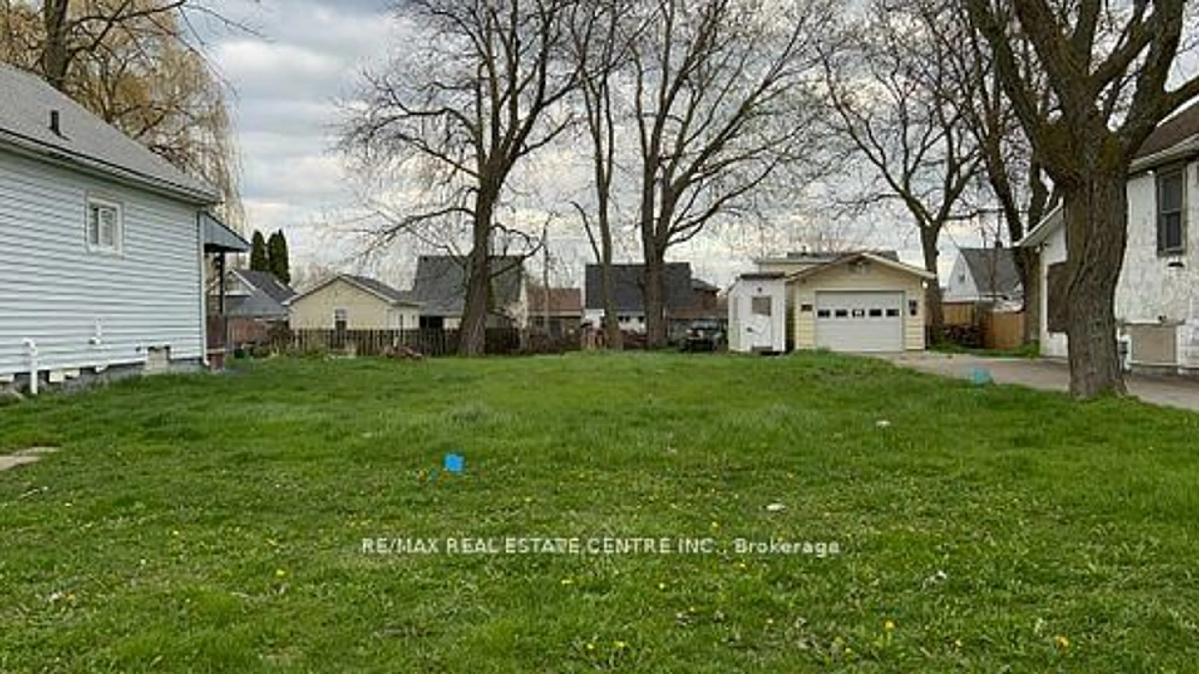 A pic from outside/outdoor area/front of a property/back of a property/a pic from drone, street for 4346 Third Ave, Niagara Falls Ontario L2E 4K6