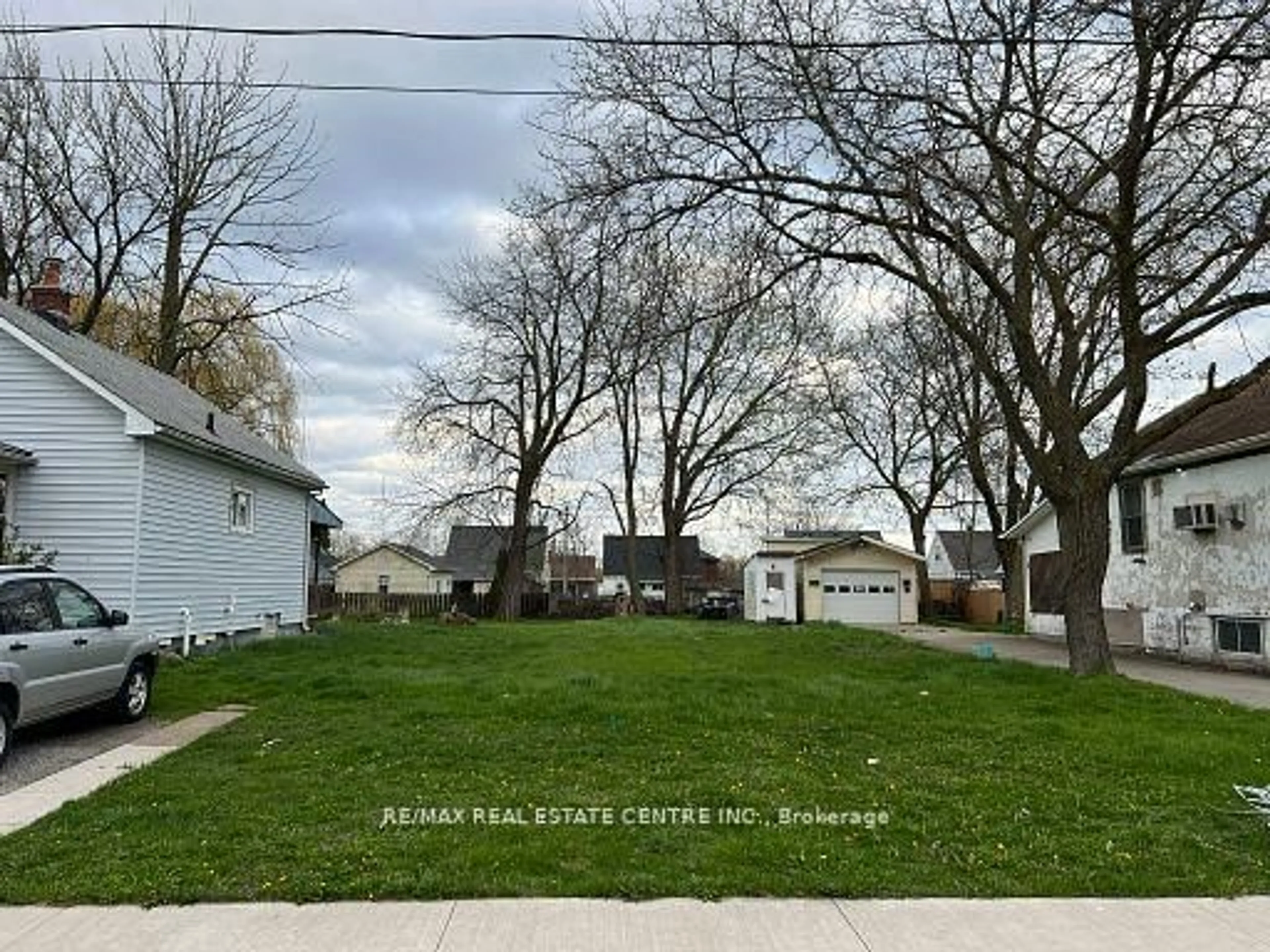 A pic from outside/outdoor area/front of a property/back of a property/a pic from drone, street for 4346 Third Ave, Niagara Falls Ontario L2E 4K6