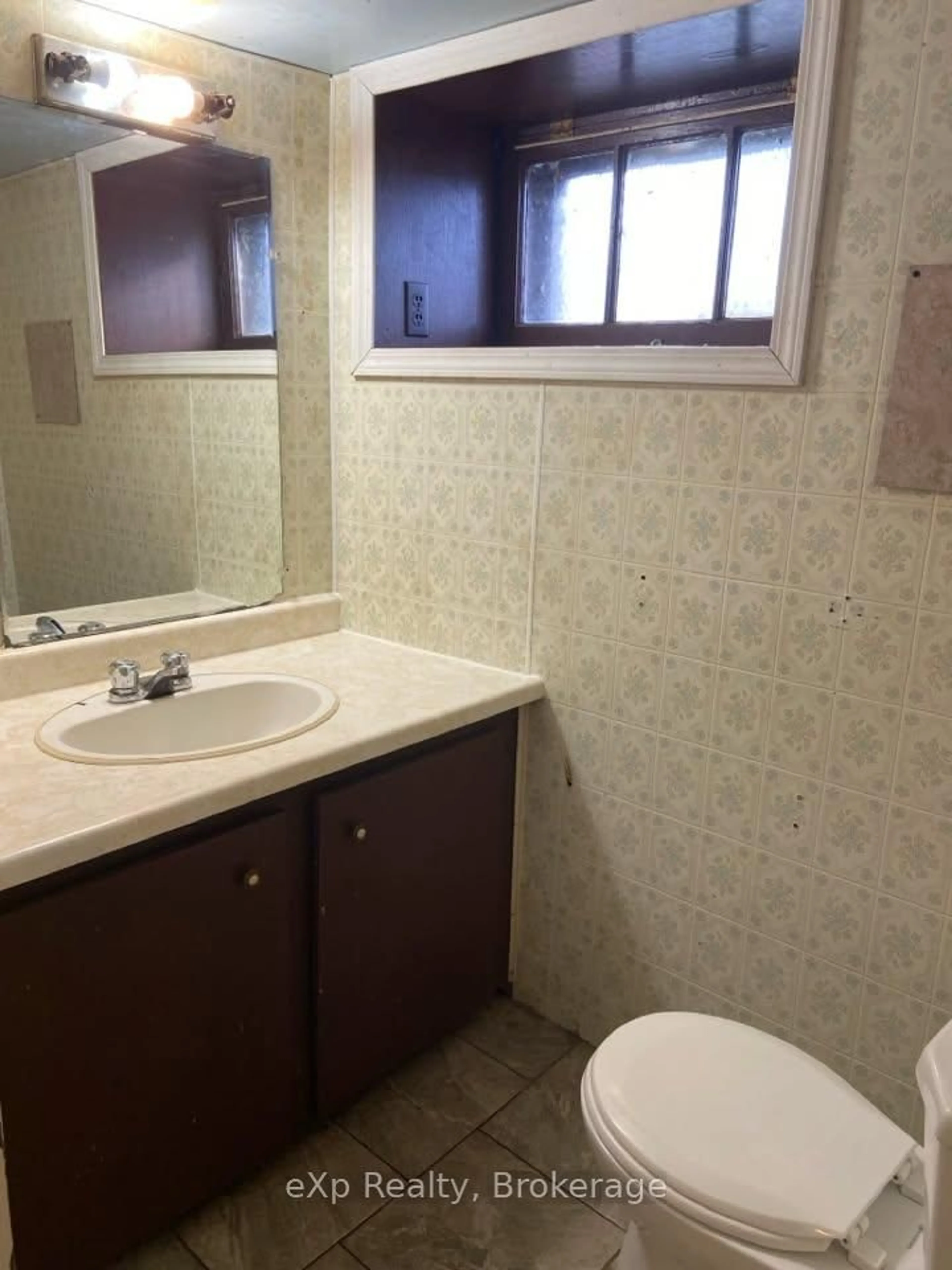 Standard bathroom, ceramic/tile floor for 14 Blucher St, Sault Ste Marie Ontario P6A 2V4