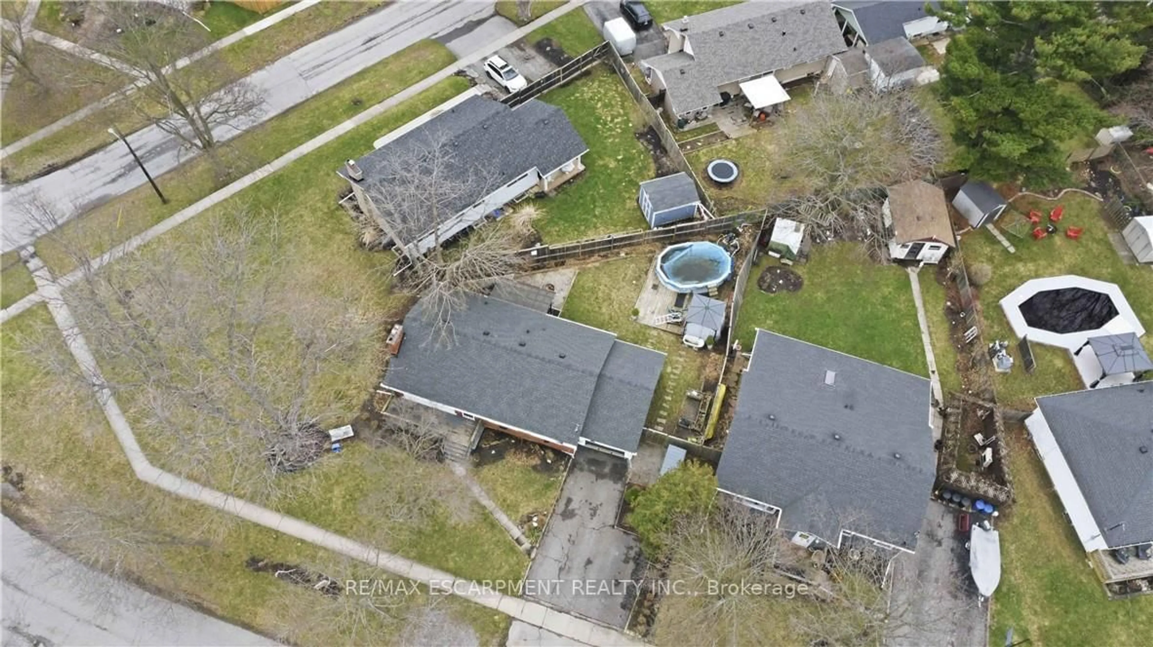 A pic from outside/outdoor area/front of a property/back of a property/a pic from drone, street for 40 Nickerson Ave, St. Catharines Ontario L2N 3M4