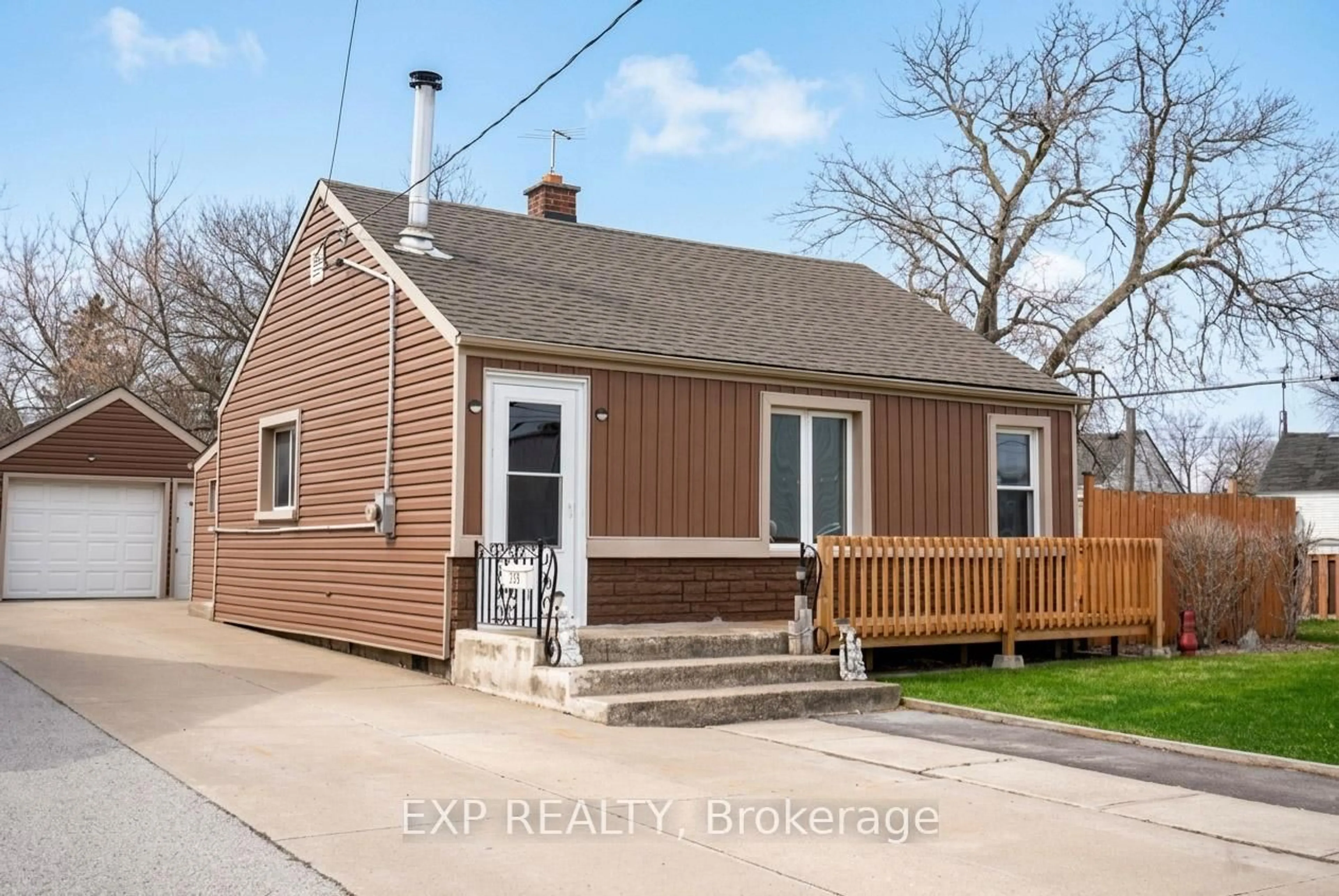 Home with vinyl exterior material, street for 125 Grantham Ave, St. Catharines Ontario L2P 3H3