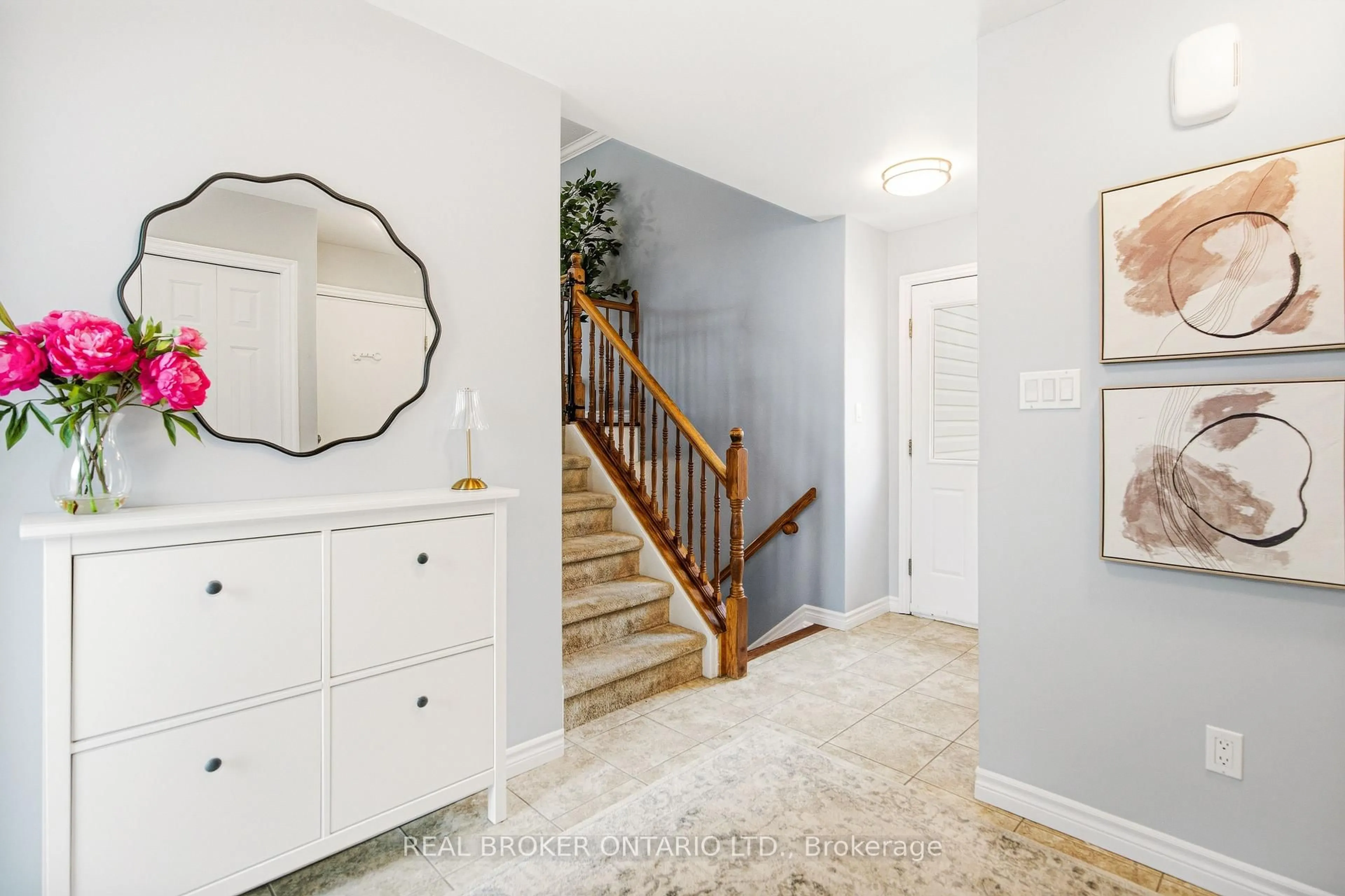 Indoor entryway for 5723 Loyalist St, Osgoode Ontario K0A 2W0