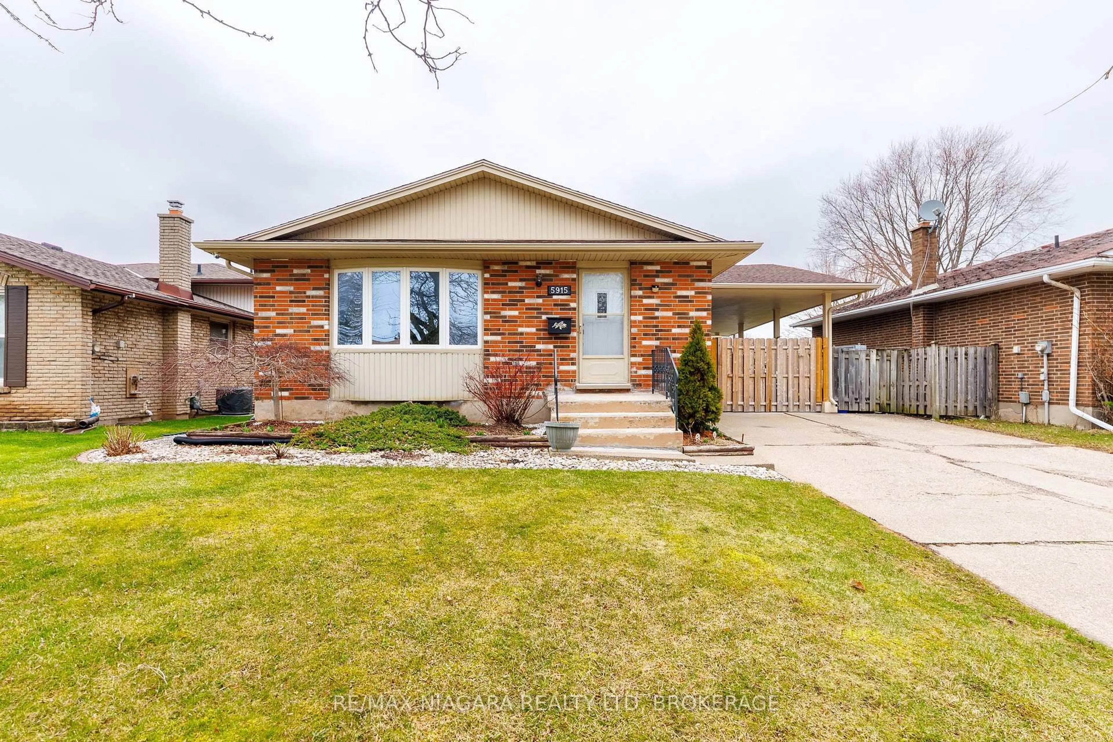 Home with brick exterior material, street for 5915 FRONTENAC St, Niagara Falls Ontario L2G 3B1