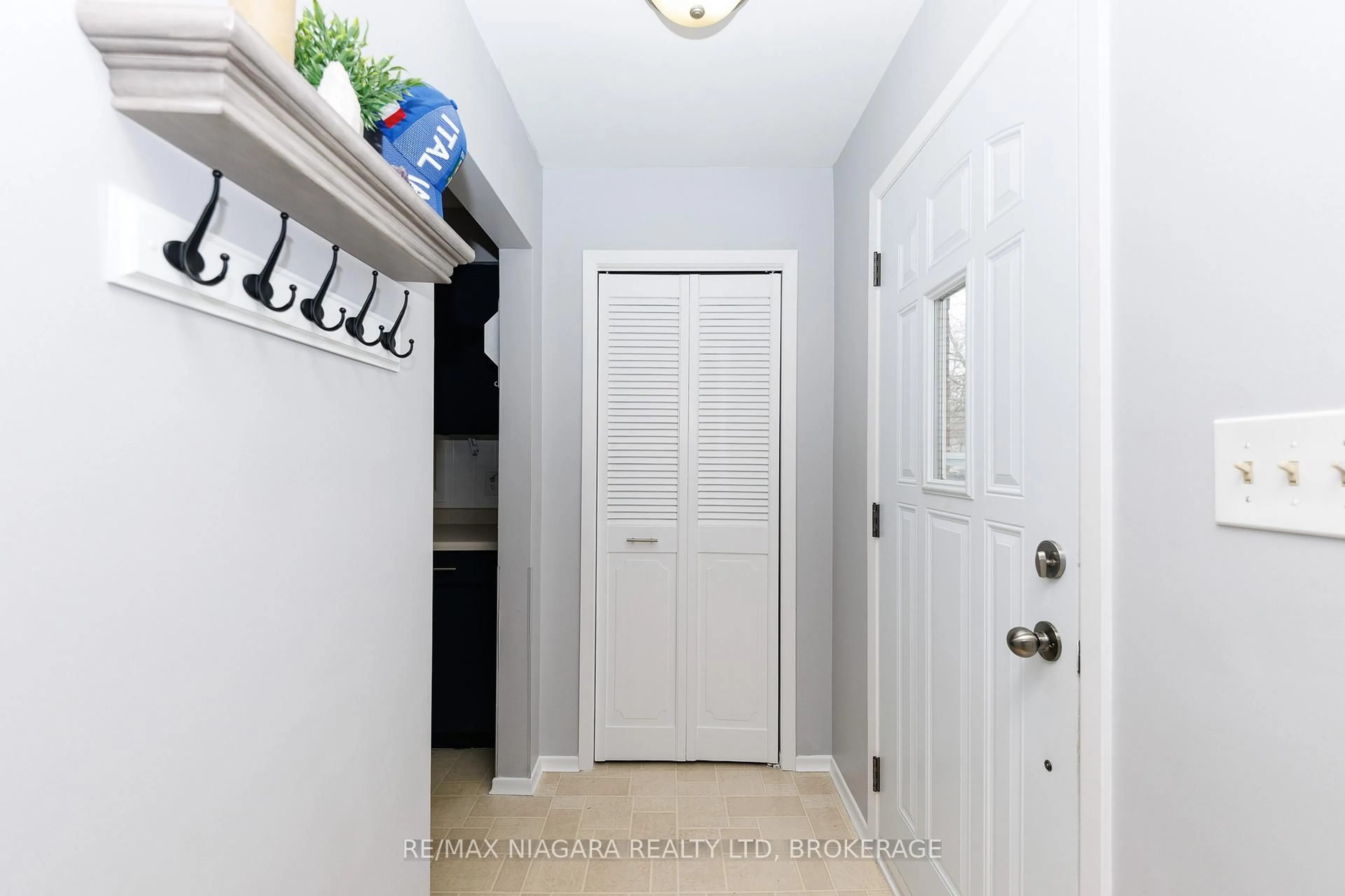 Indoor entryway for 5915 FRONTENAC St, Niagara Falls Ontario L2G 3B1