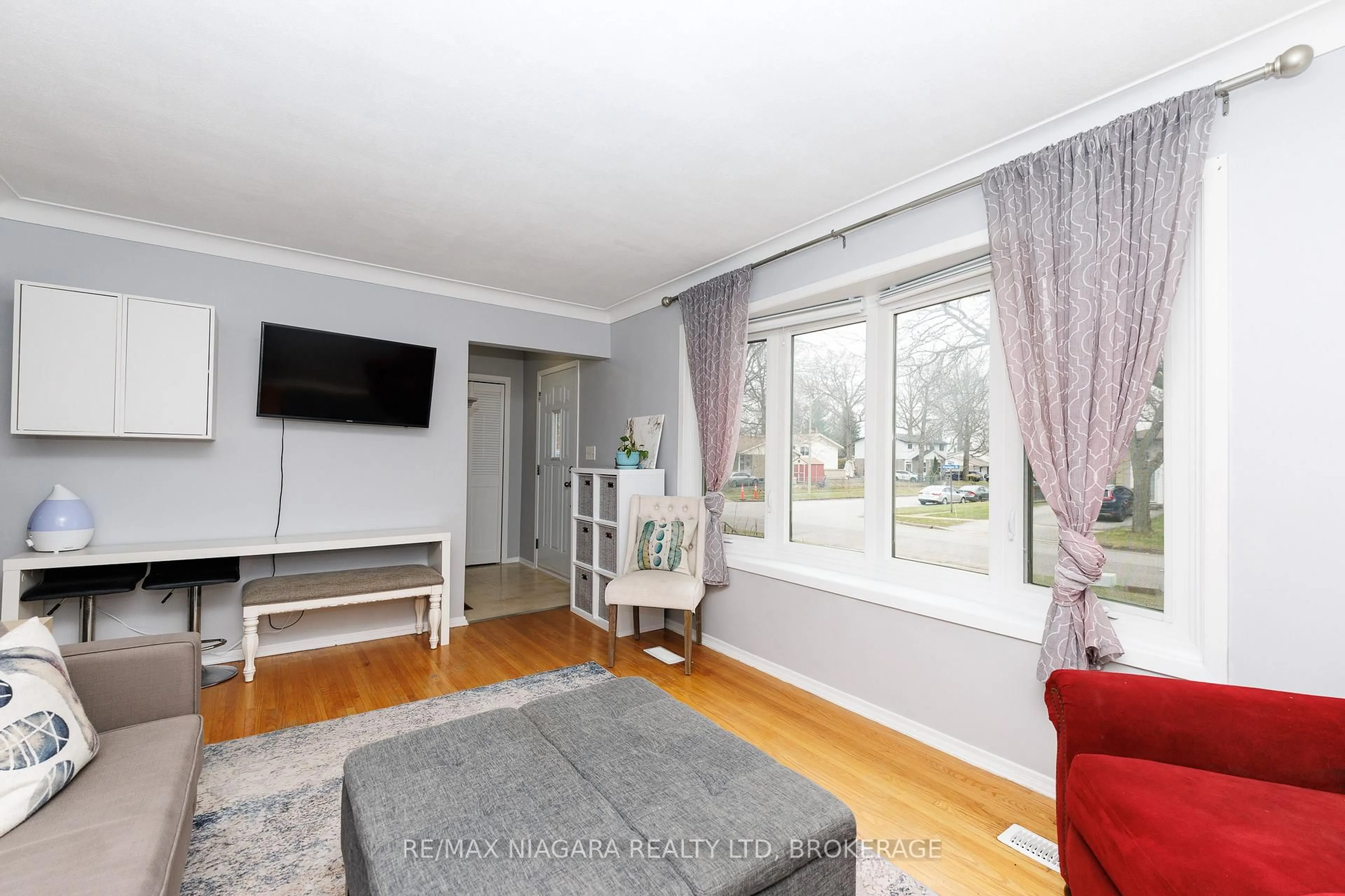 Living room with furniture, wood/laminate floor for 5915 FRONTENAC St, Niagara Falls Ontario L2G 3B1