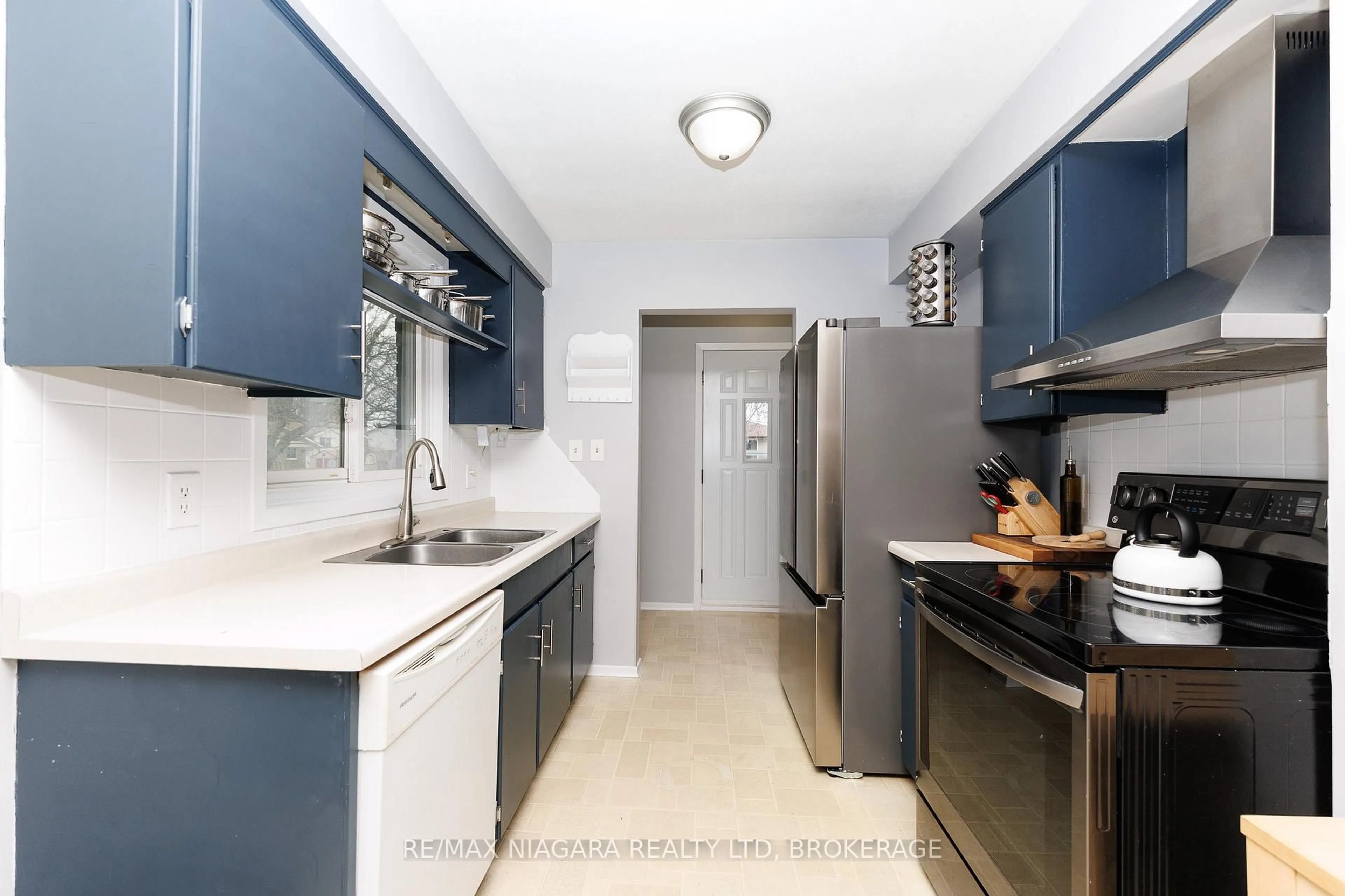 Standard kitchen, ceramic/tile floor for 5915 FRONTENAC St, Niagara Falls Ontario L2G 3B1