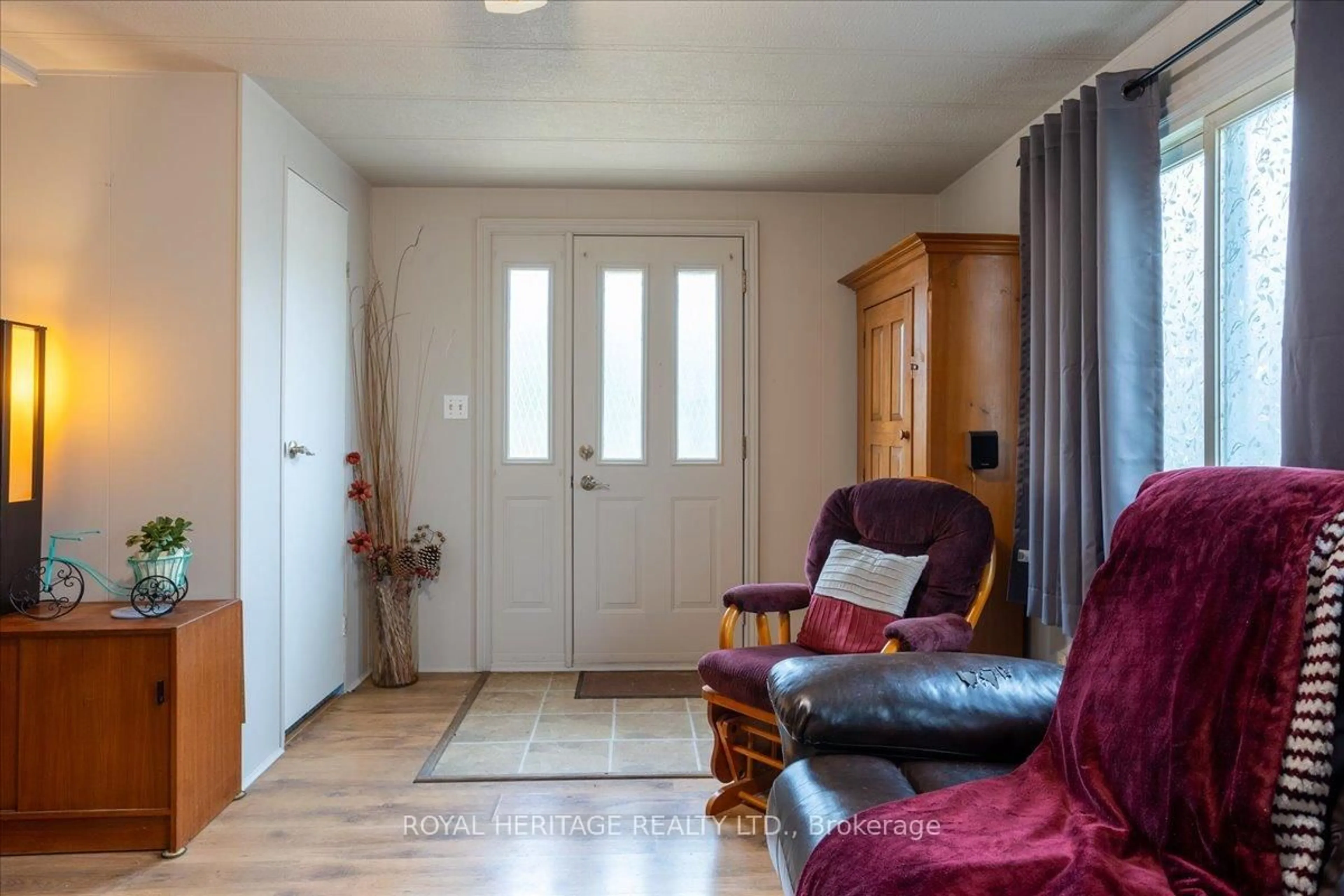 Indoor entryway for 39 CIRCLE Dr, Kawartha Lakes Ontario K9V 4R1