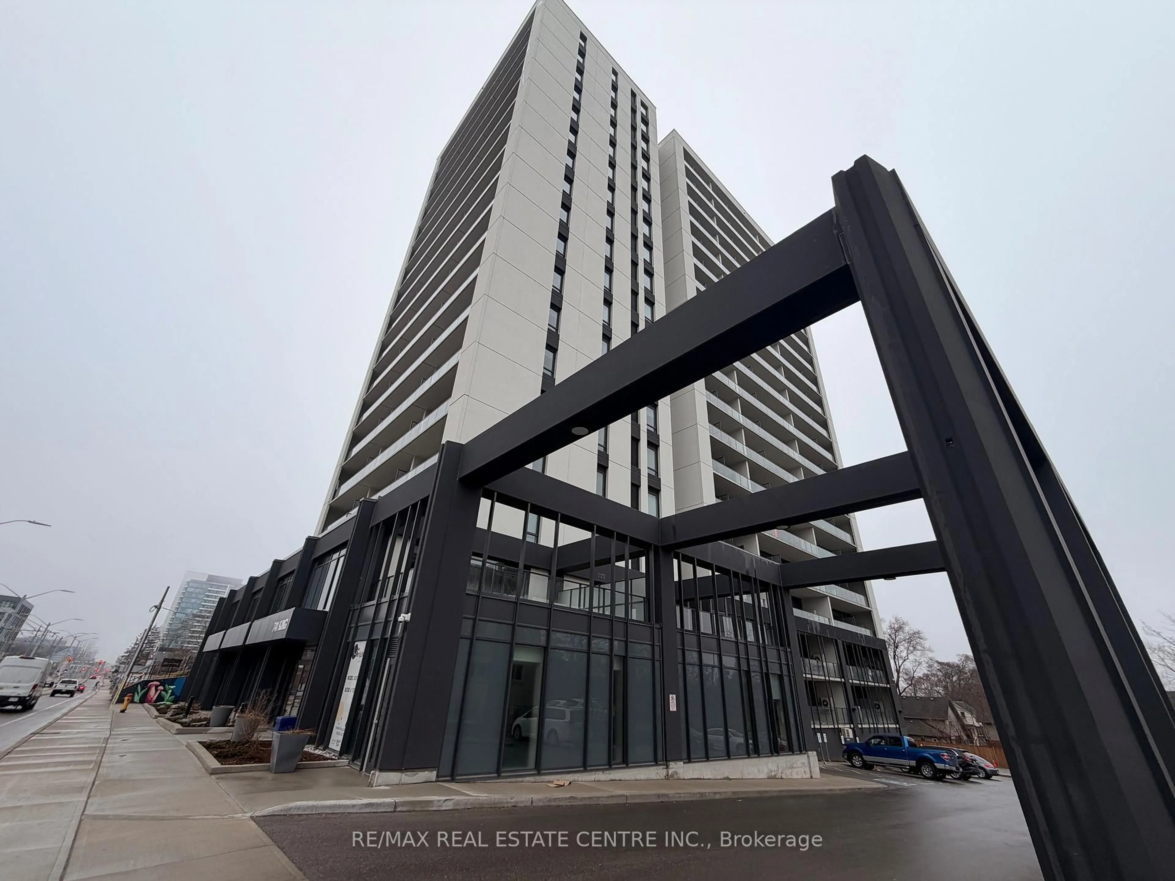 Indoor foyer for 741 King St #301, Kitchener Ontario N2G 0E9