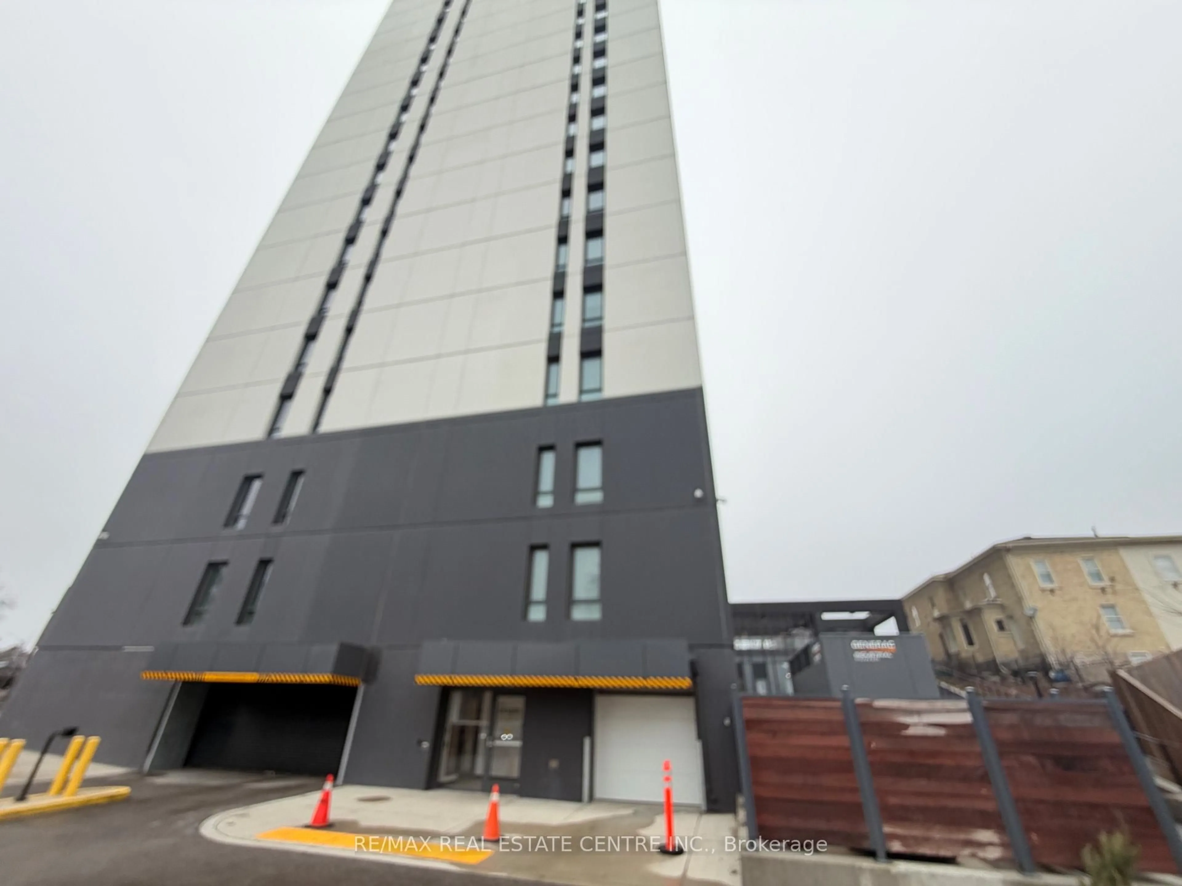 Indoor foyer for 741 King St #301, Kitchener Ontario N2G 0E9