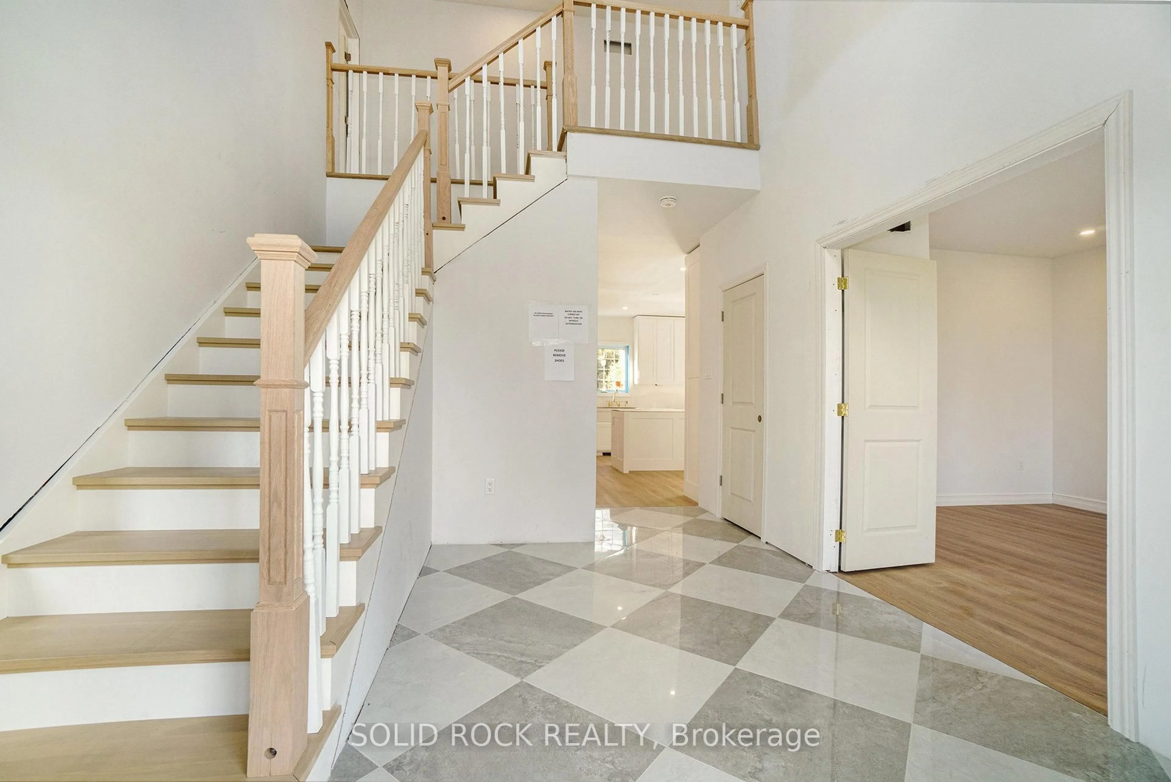 Indoor foyer for 9248 Smith Rd, Edwardsburgh/Cardinal Ontario K0G 1T0