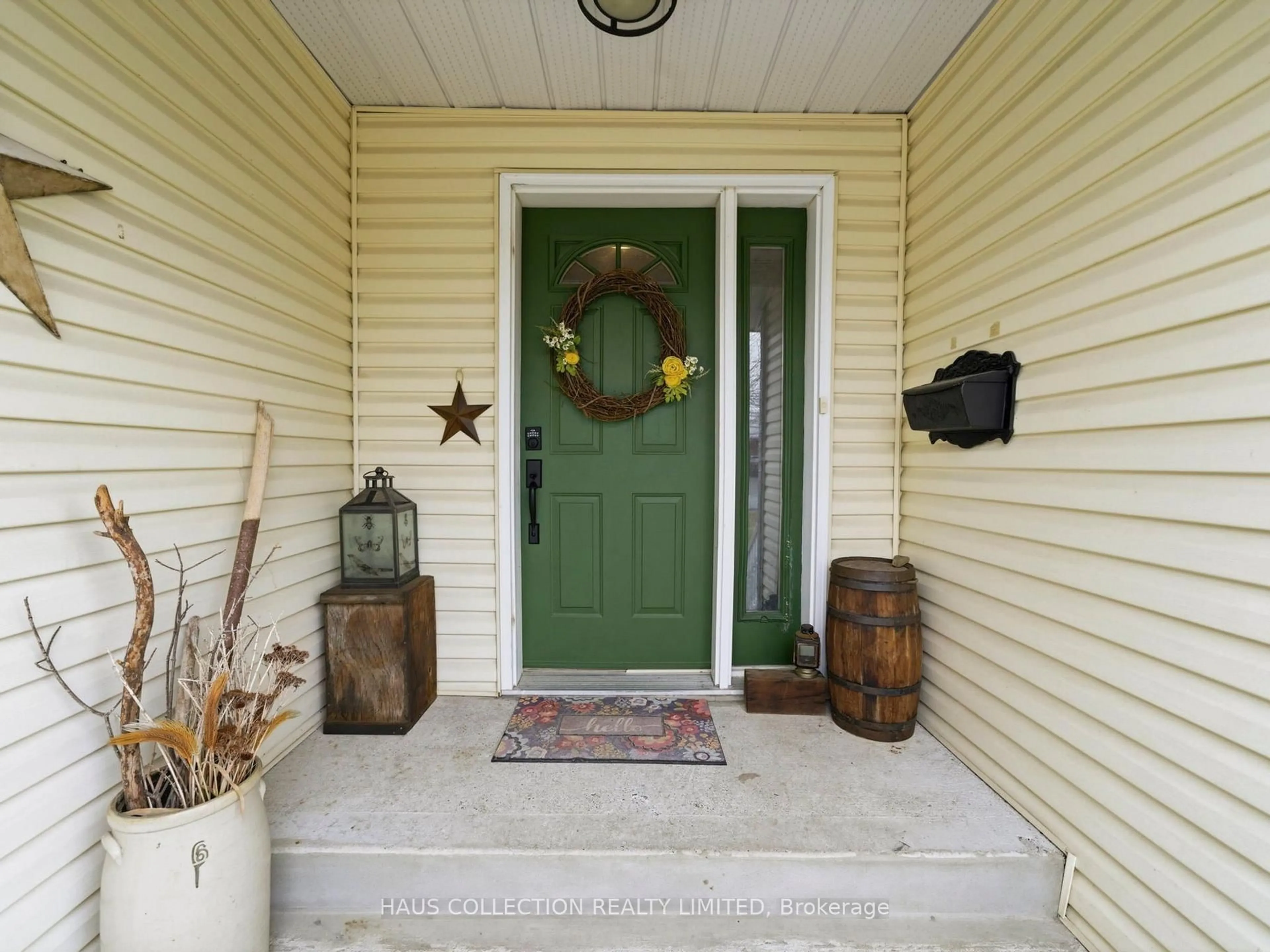 Indoor entryway for 3603 Marydale Ave, South Stormont Ontario K6K 1P3