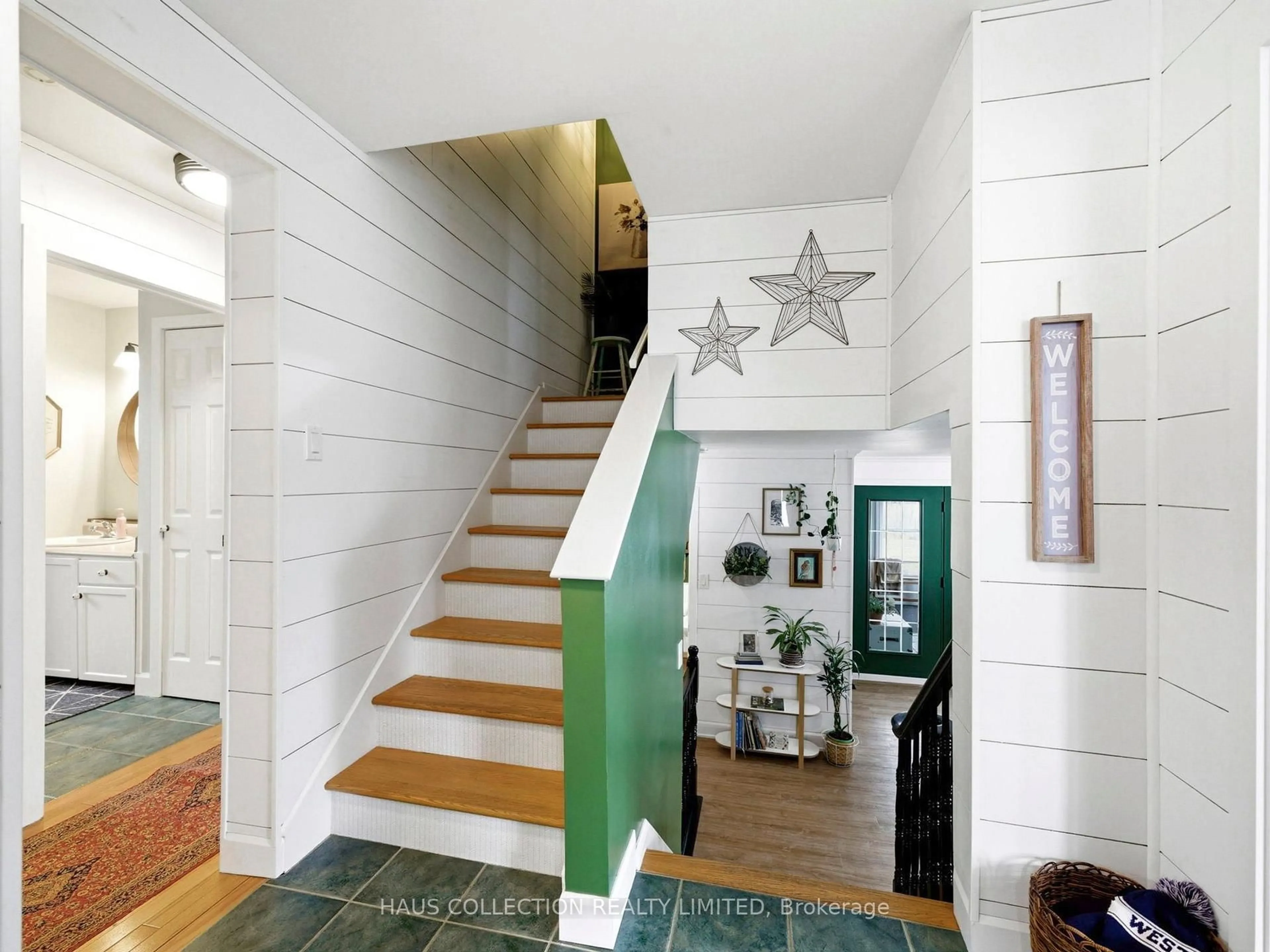 Indoor entryway for 3603 Marydale Ave, South Stormont Ontario K6K 1P3