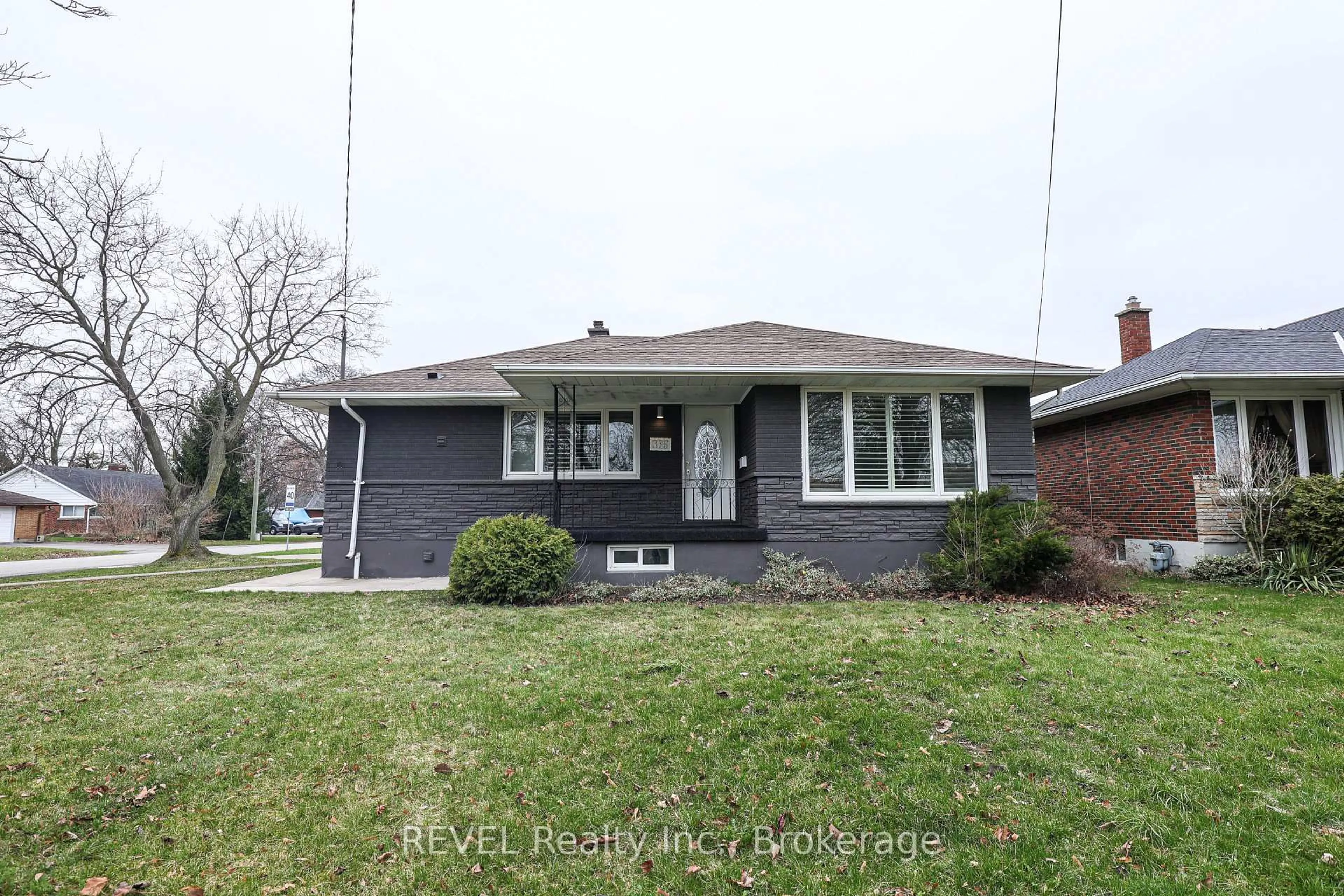 Home with brick exterior material, street for 325 Grantham Ave, St. Catharines Ontario L2M 5A8