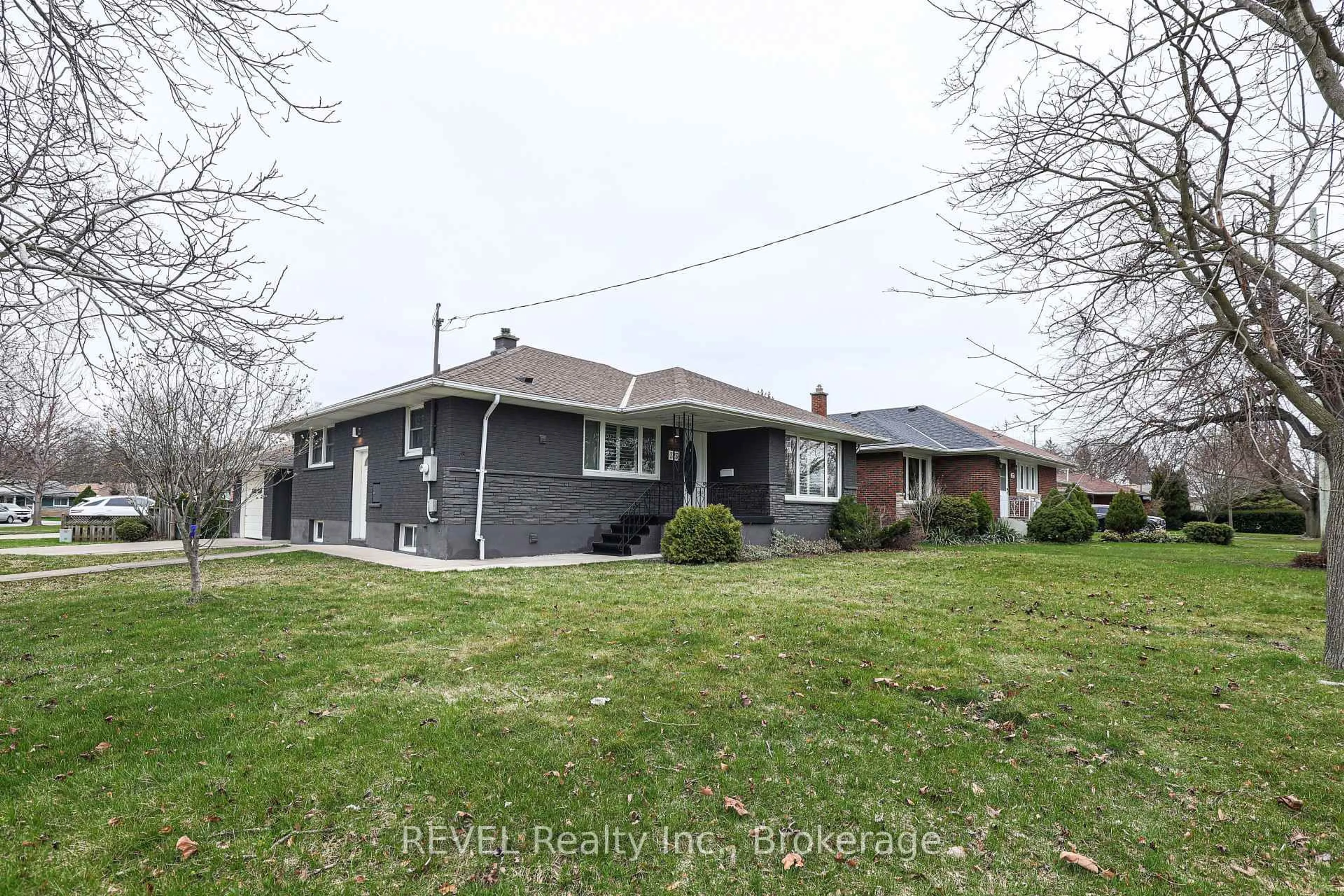 A pic from outside/outdoor area/front of a property/back of a property/a pic from drone, street for 325 Grantham Ave, St. Catharines Ontario L2M 5A8