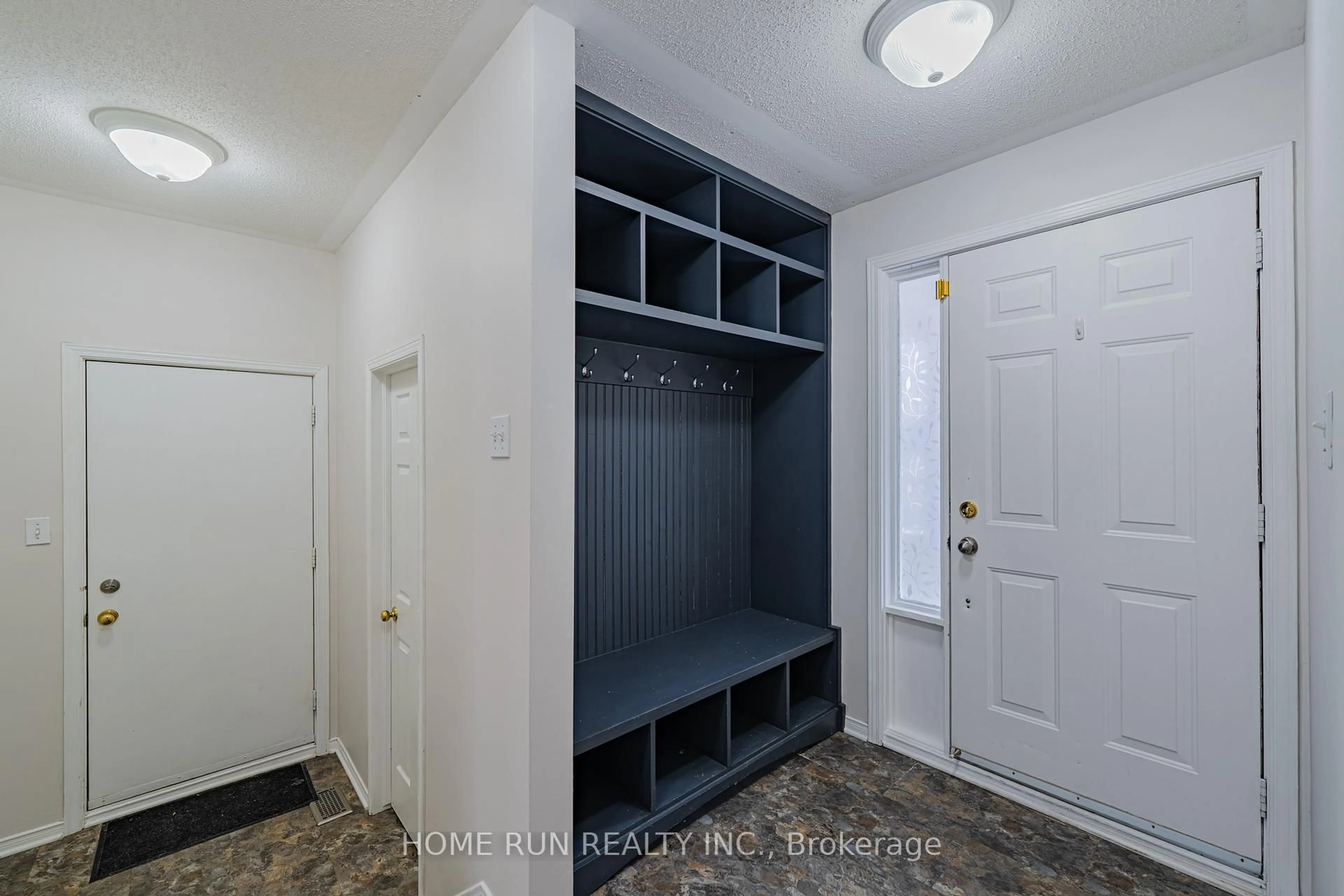 Indoor entryway for 182 Windhurst Dr, Ottawa Ontario K2G 6J4
