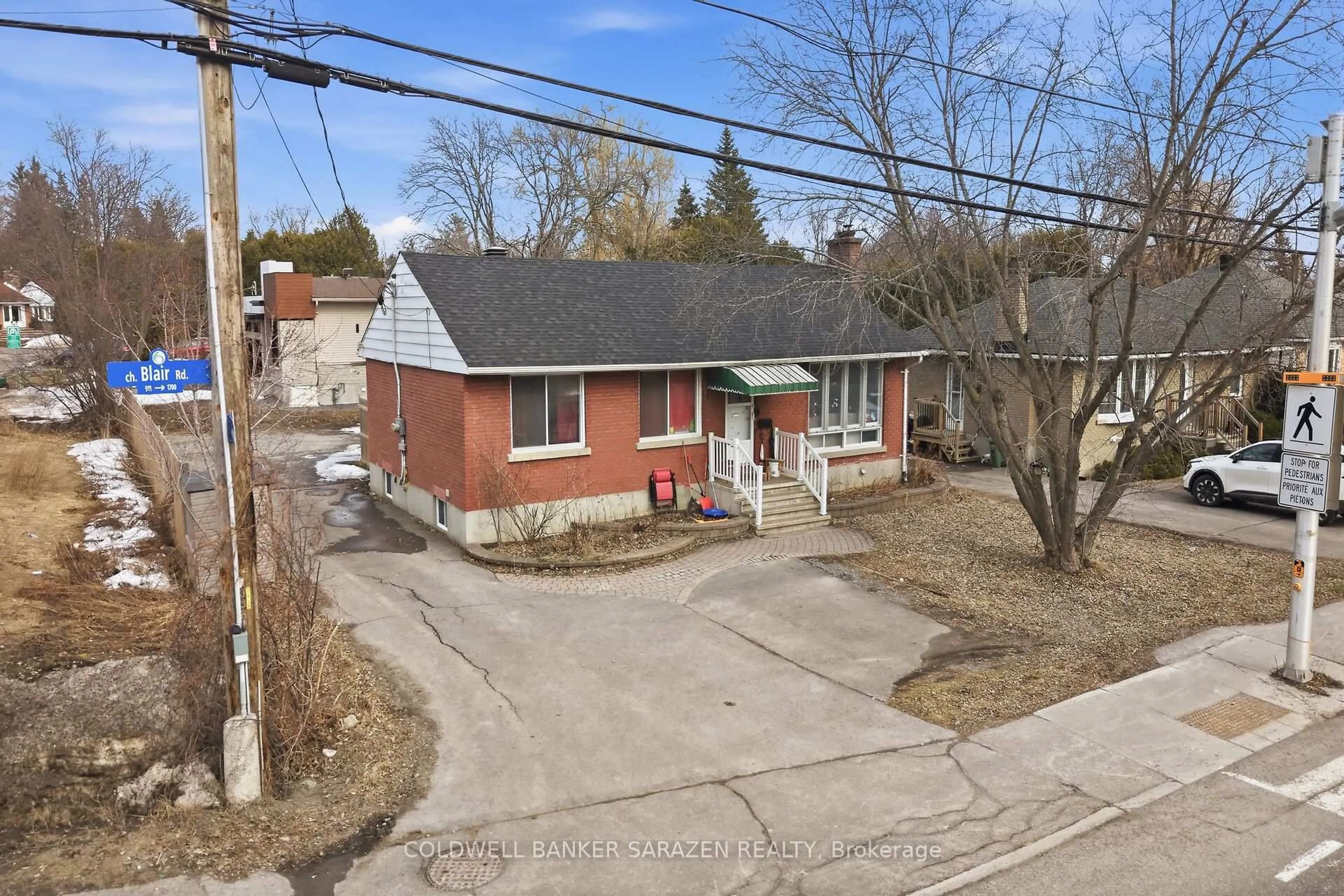 A pic from outside/outdoor area/front of a property/back of a property/a pic from drone, street for 911 Blair Rd, Gloucester Ontario K1J 7M8