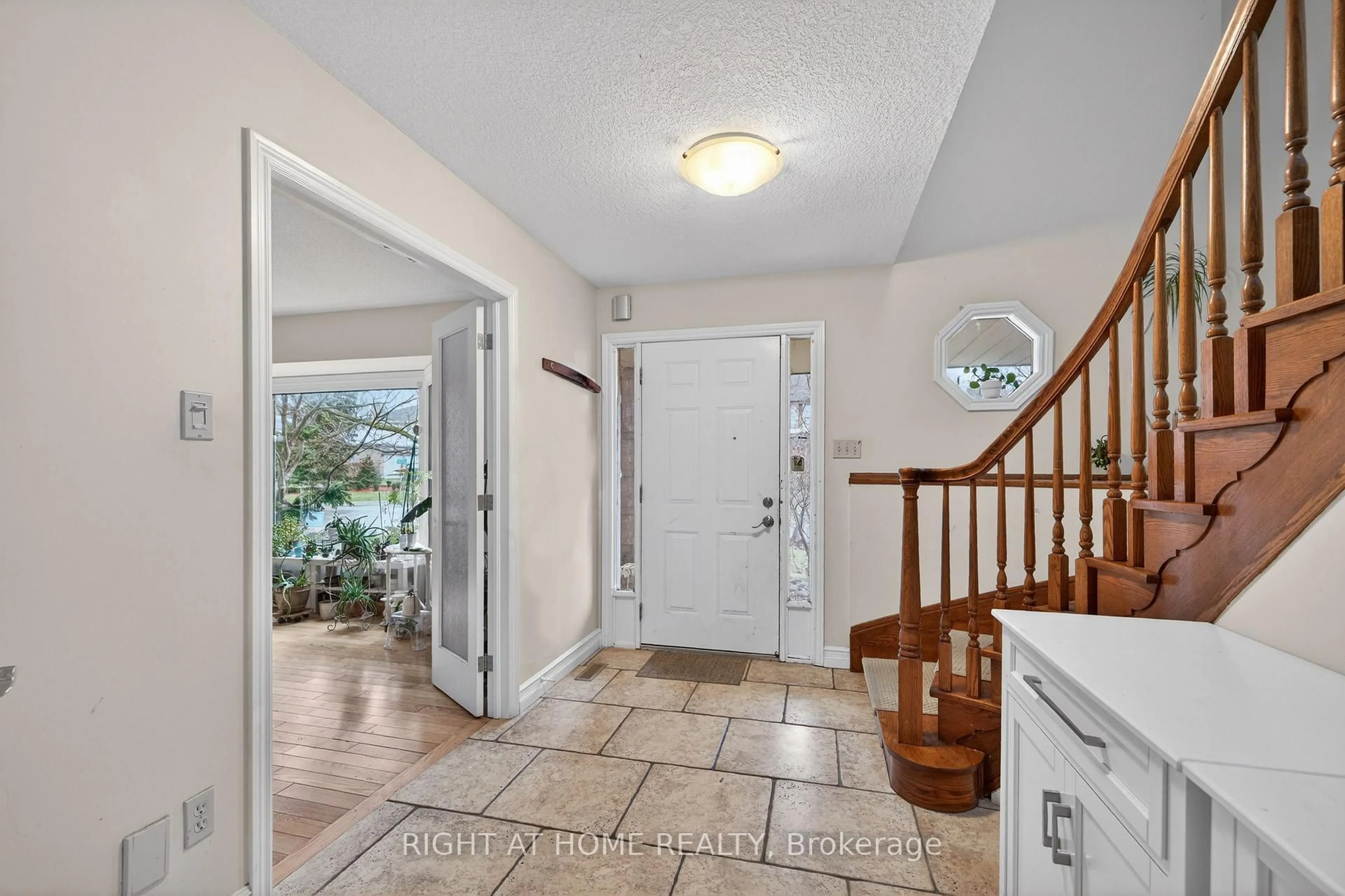 Indoor entryway for 495 Jeffreybrook Clse, London North Ontario N5X 2S5