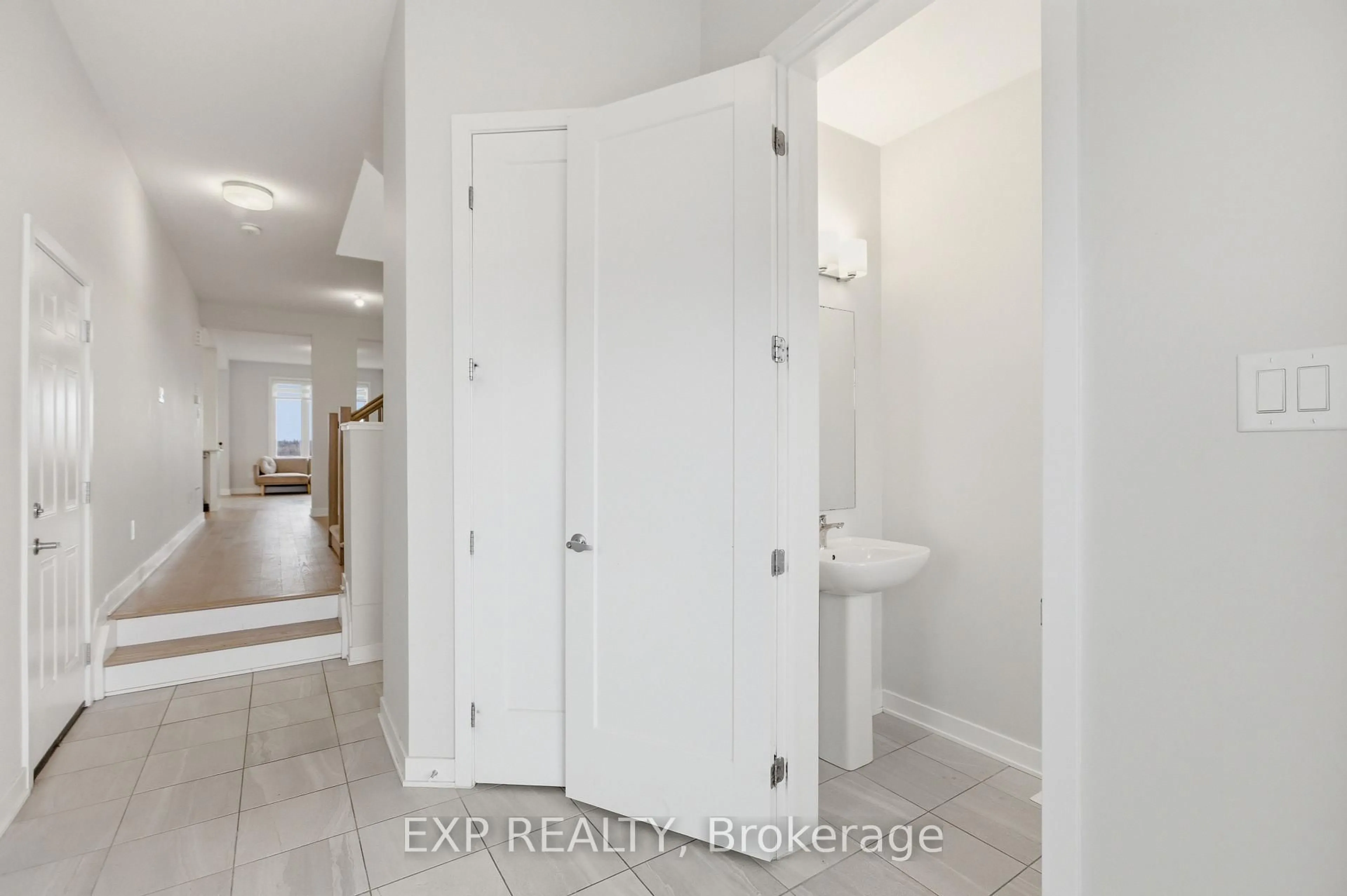 Indoor entryway for 116 Main Halyard Lane, Ottawa Ontario K2J 7B6