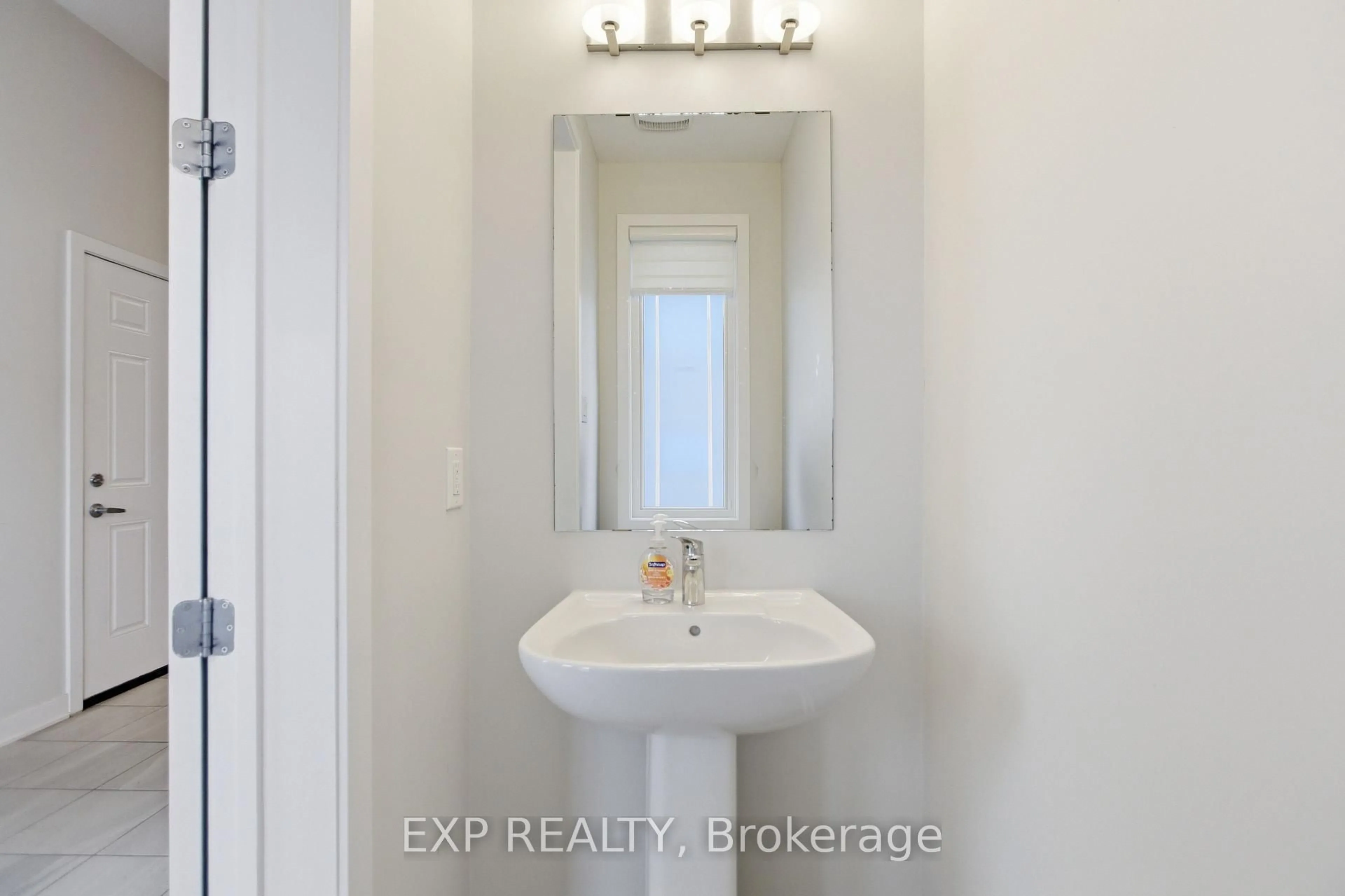 Standard bathroom, ceramic/tile floor for 116 Main Halyard Lane, Ottawa Ontario K2J 7B6