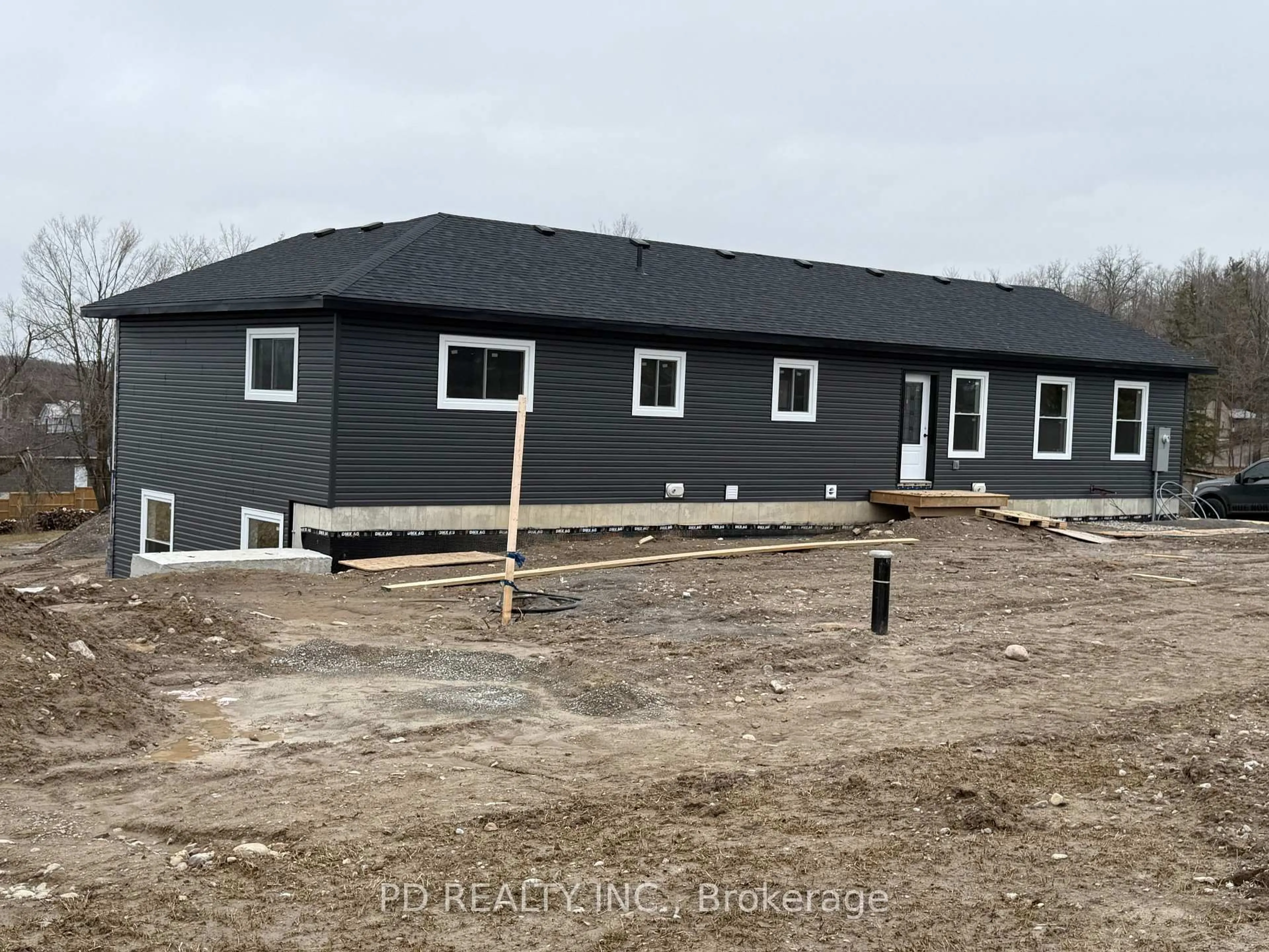 Home with vinyl exterior material, building for 2467 Queen Mary St, Cavan Monaghan Ontario L0A 1C0