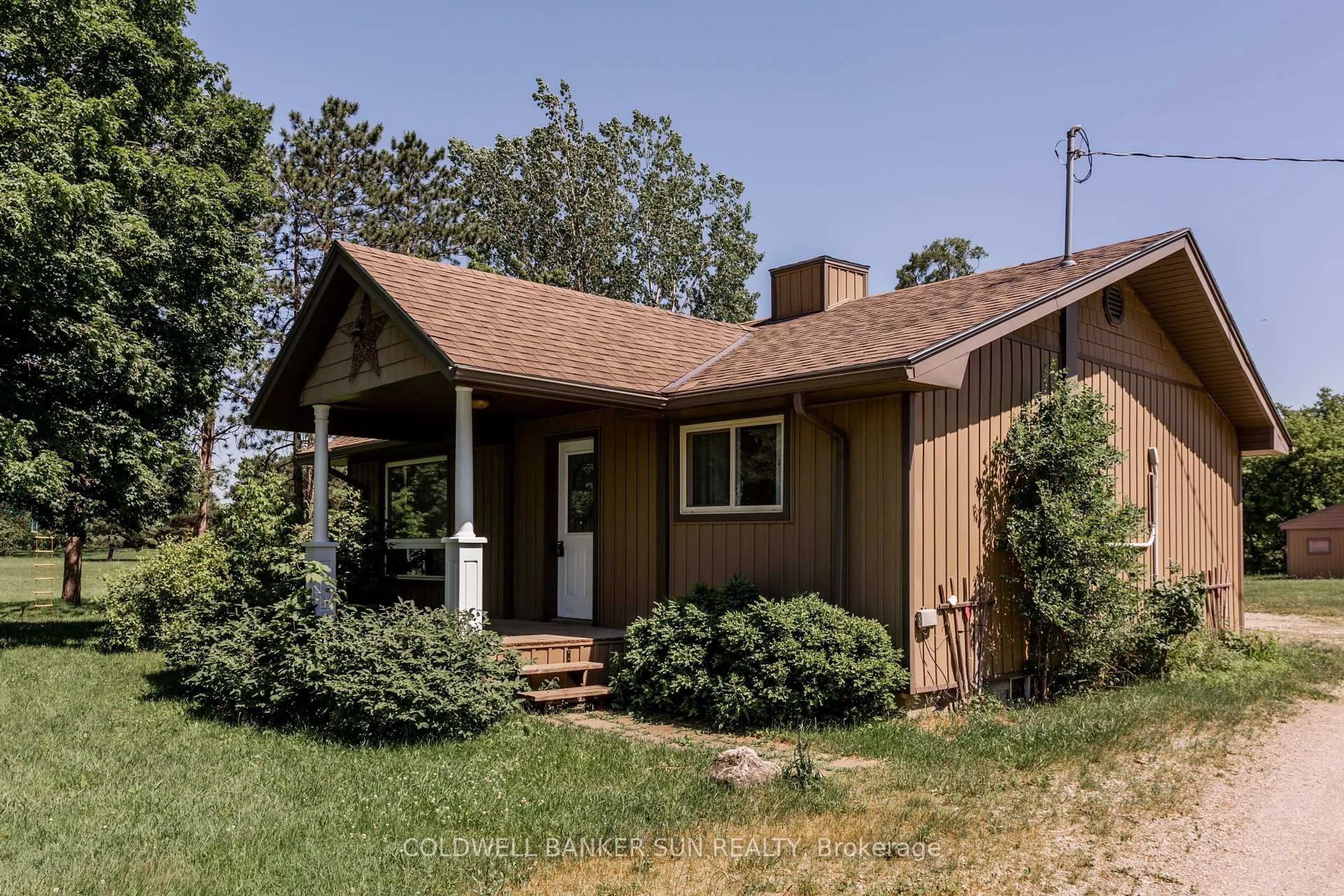 Home with vinyl exterior material, street for 686078 Oxford Rd 2 Rd, Norwich Ontario N4S 7V9