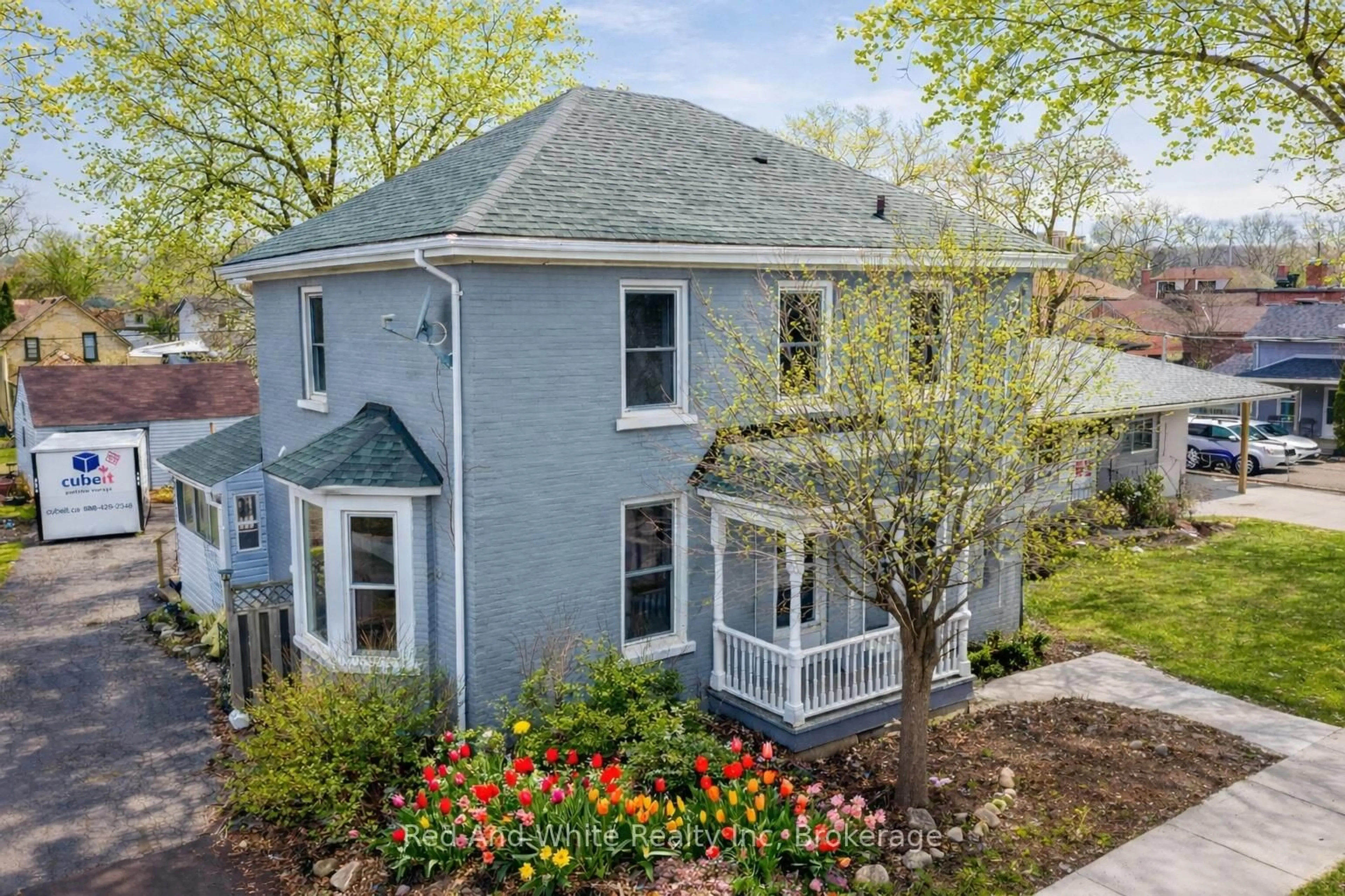 A pic from outside/outdoor area/front of a property/back of a property/a pic from drone, street for 18 Kay St, Cambridge Ontario N1S 2T6