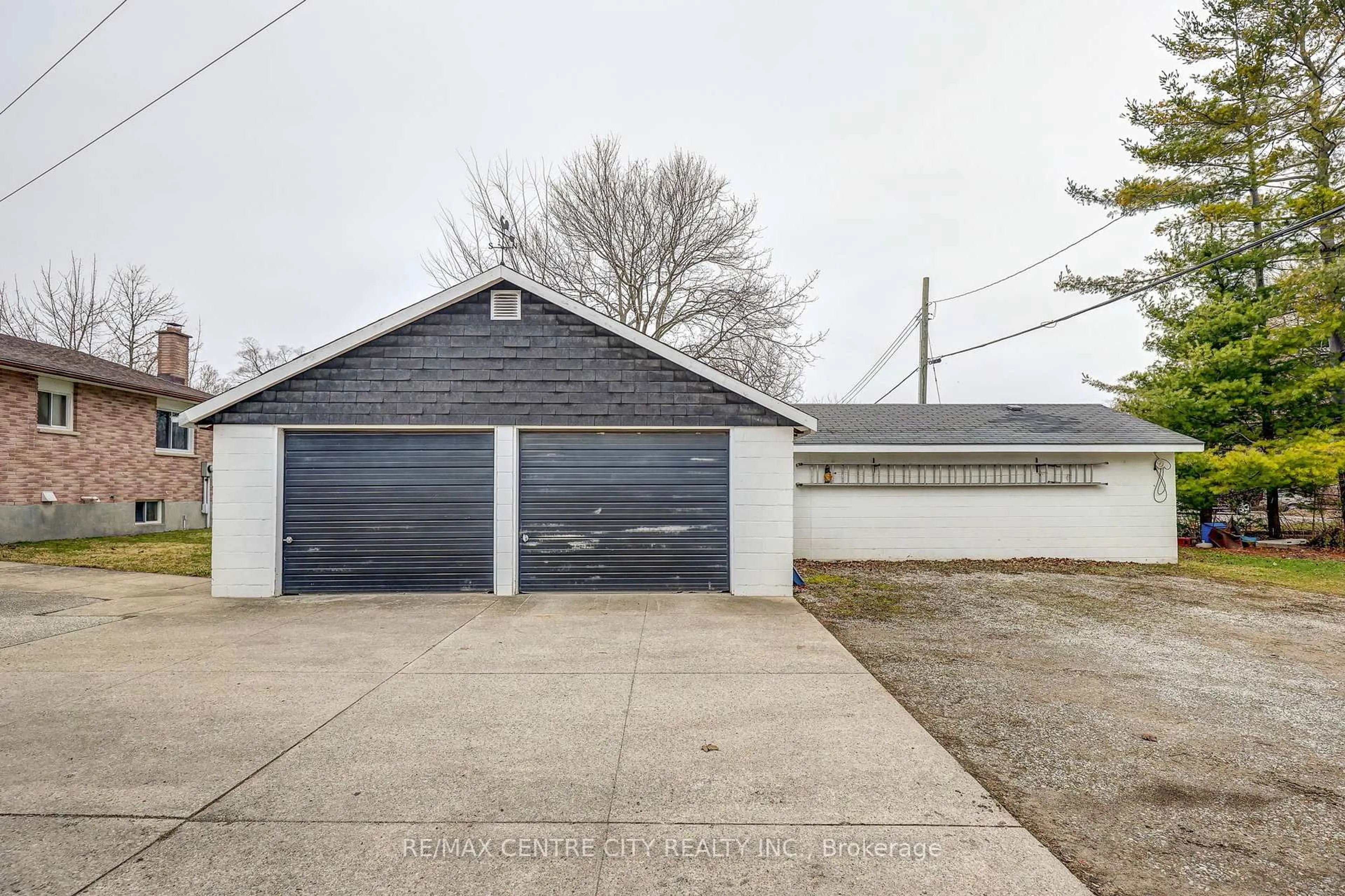 Indoor garage for 365 Talbot St, Aylmer Ontario N5H 1J1