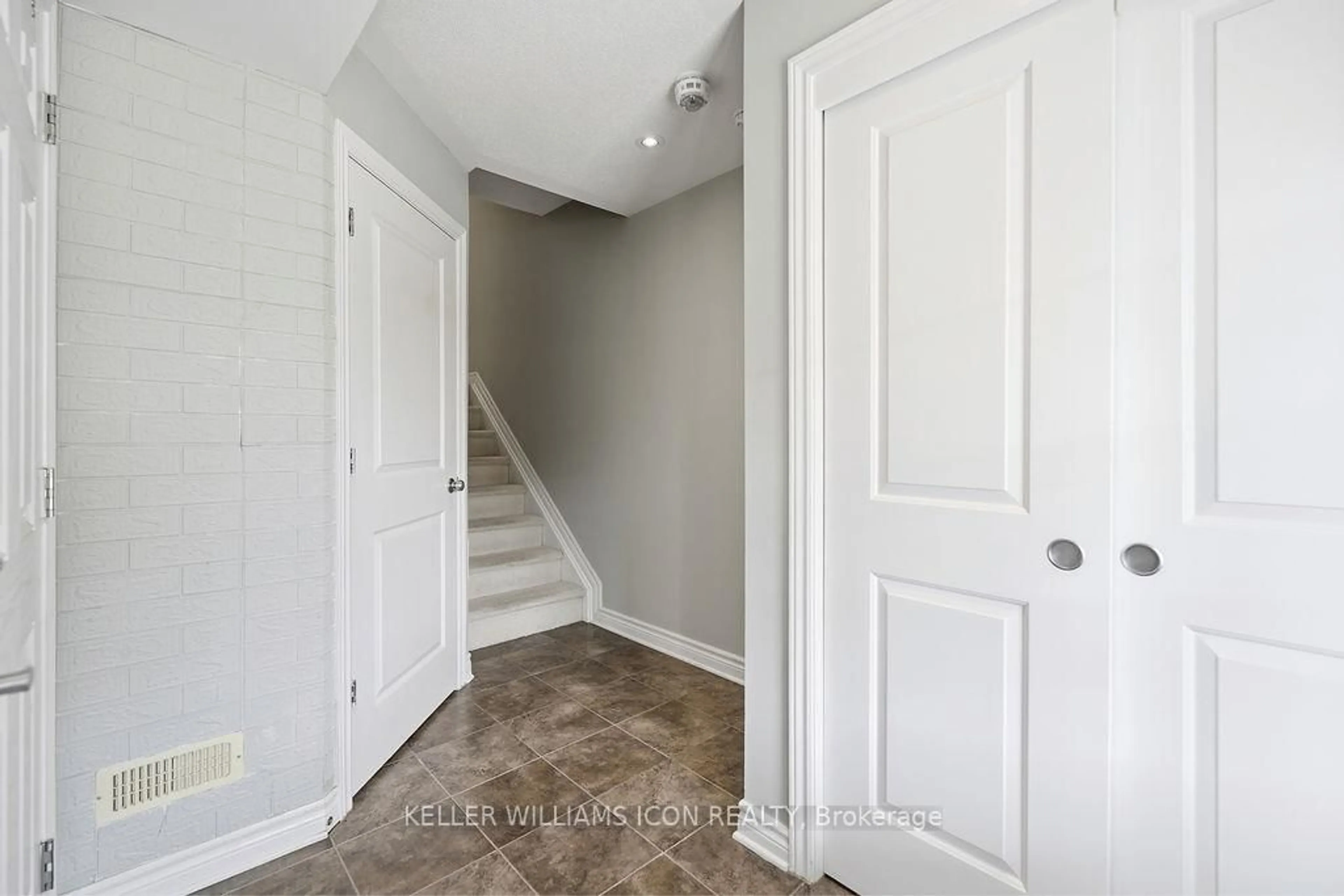 Indoor entryway for 632 Lauraleaf Cres, Ottawa Ontario K2J 6G9