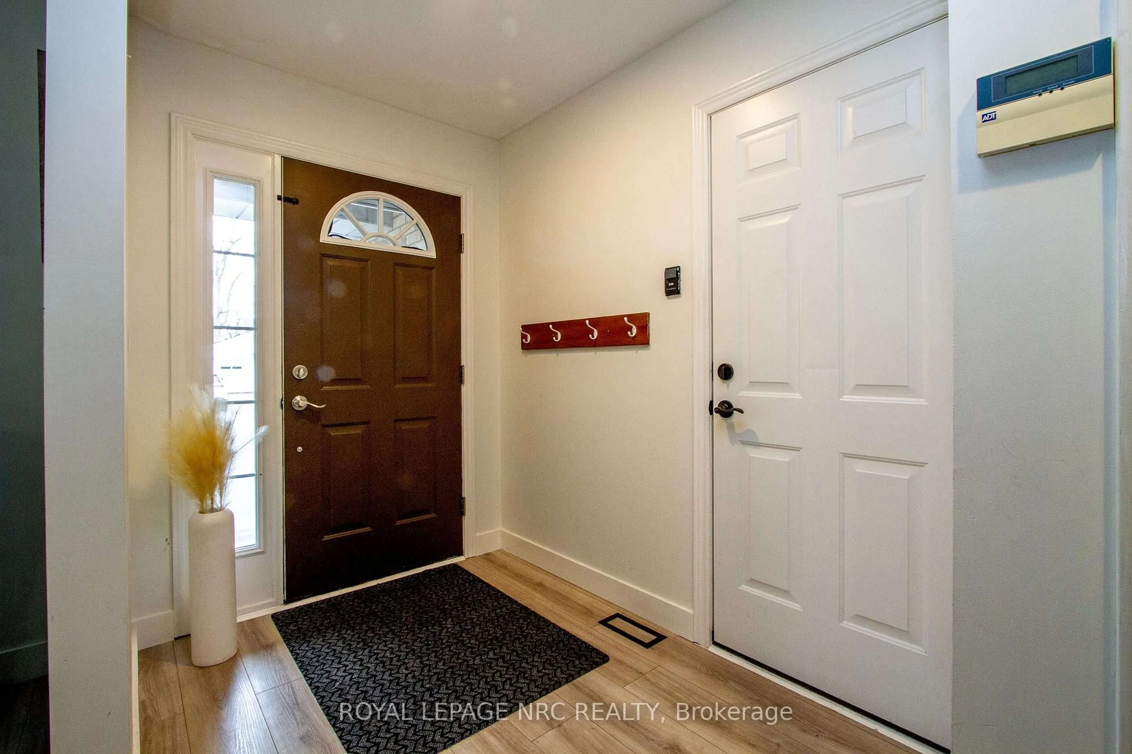 Indoor entryway for 3270 Poplar Ave, Fort Erie Ontario L0S 1N0