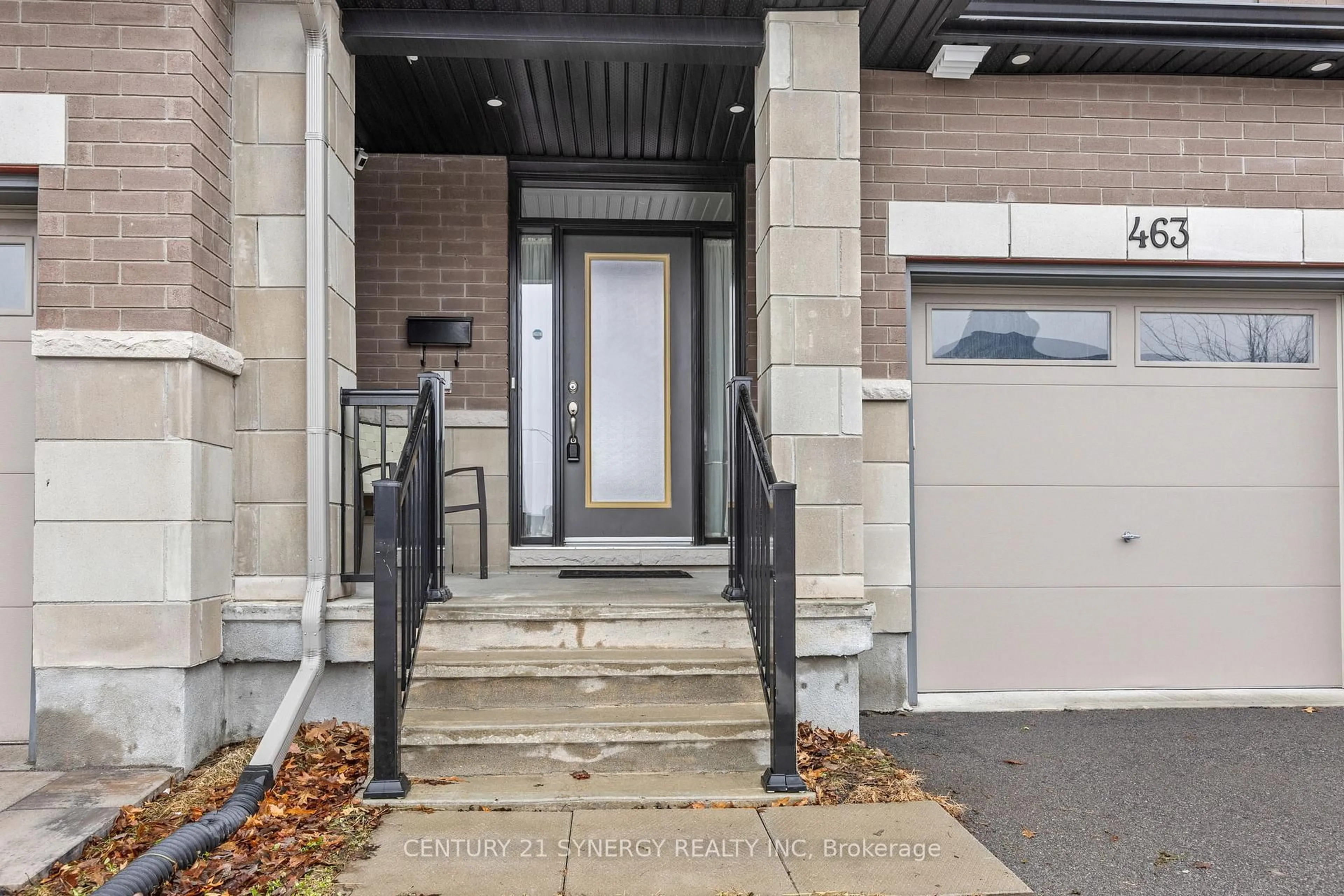 Indoor entryway for 463 Fernside St, Ottawa Ontario K1T 0M1