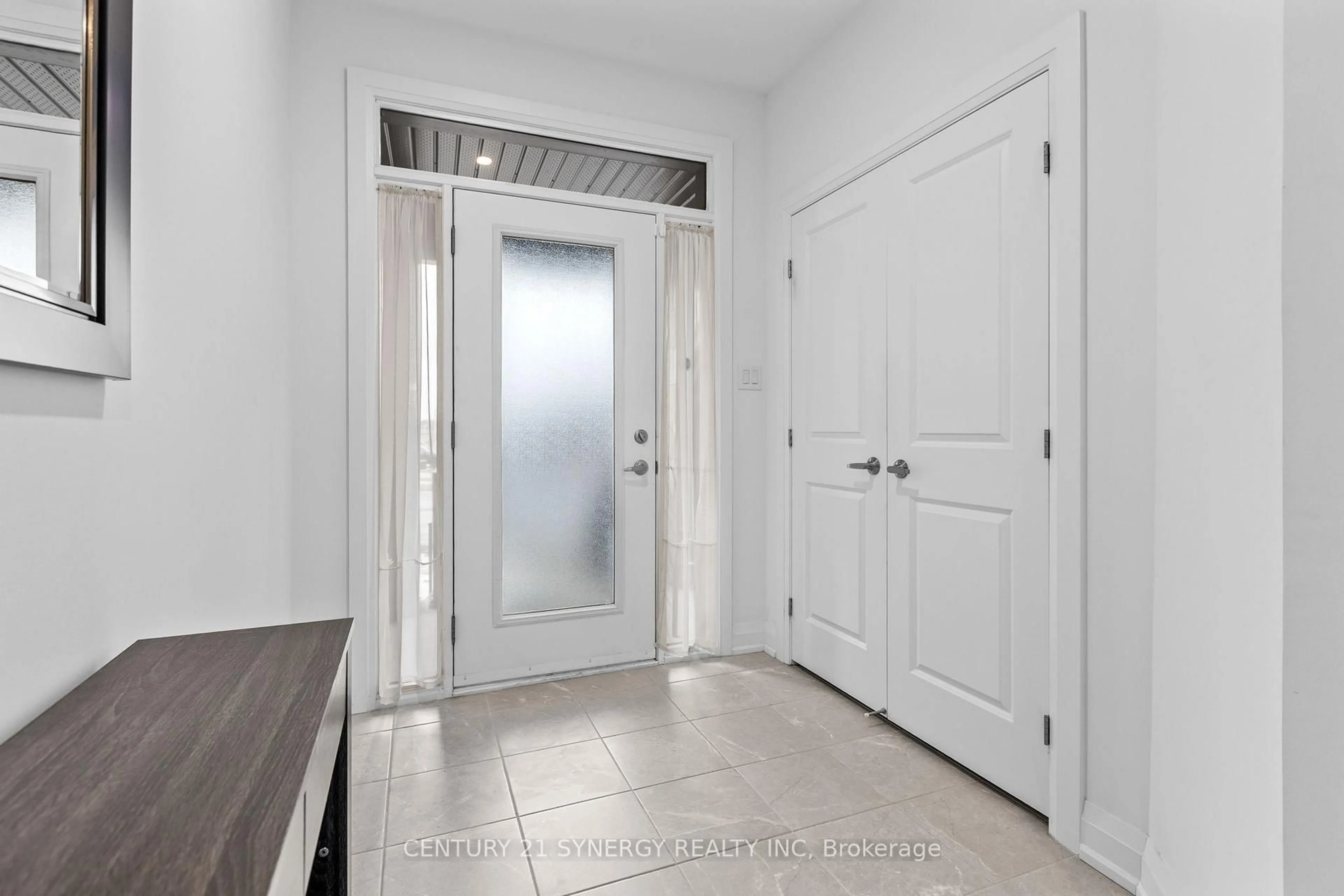 Indoor entryway for 463 Fernside St, Ottawa Ontario K1T 0M1