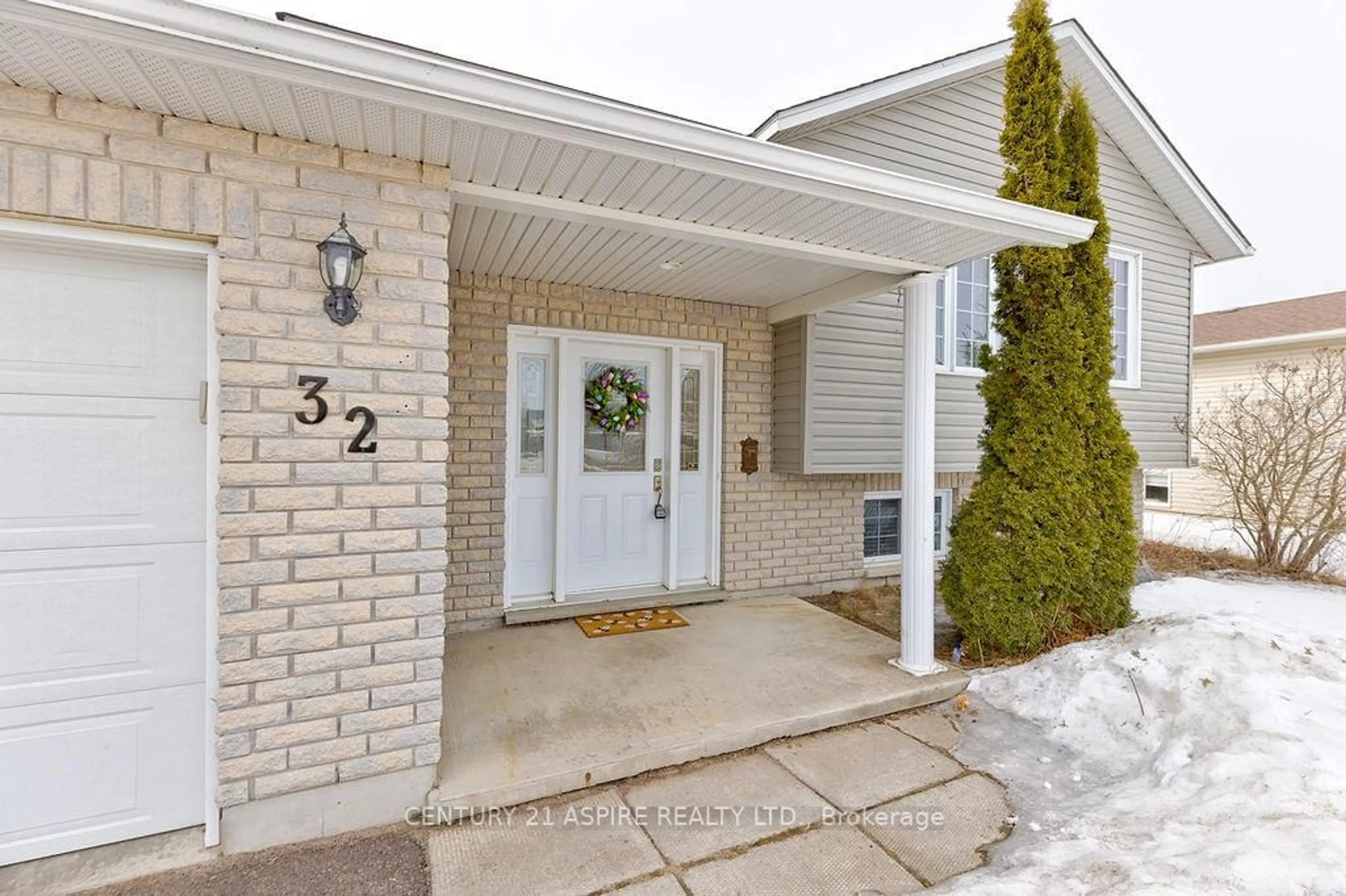 Indoor entryway for 32 Highland Park Dr, Petawawa Ontario K8H 3S2