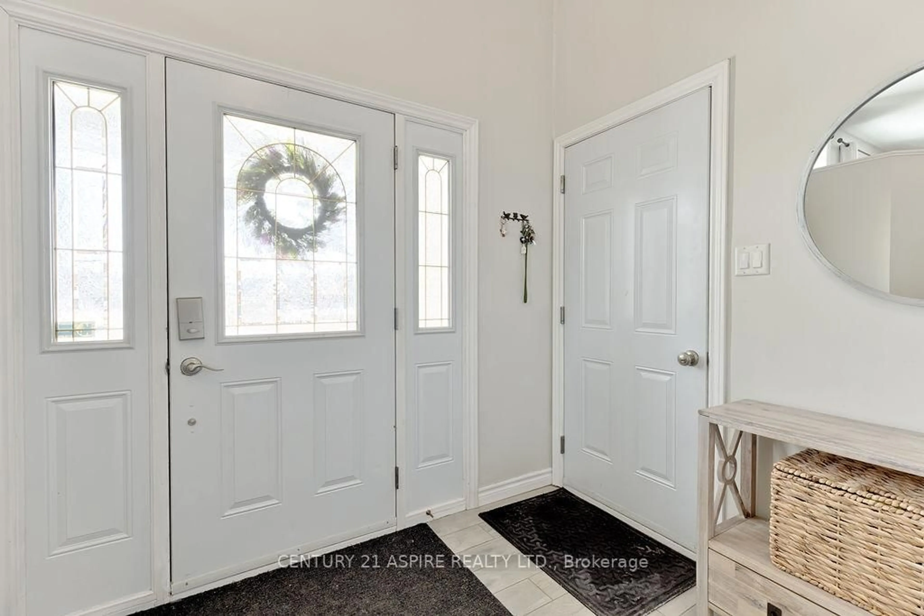 Indoor entryway for 32 Highland Park Dr, Petawawa Ontario K8H 3S2