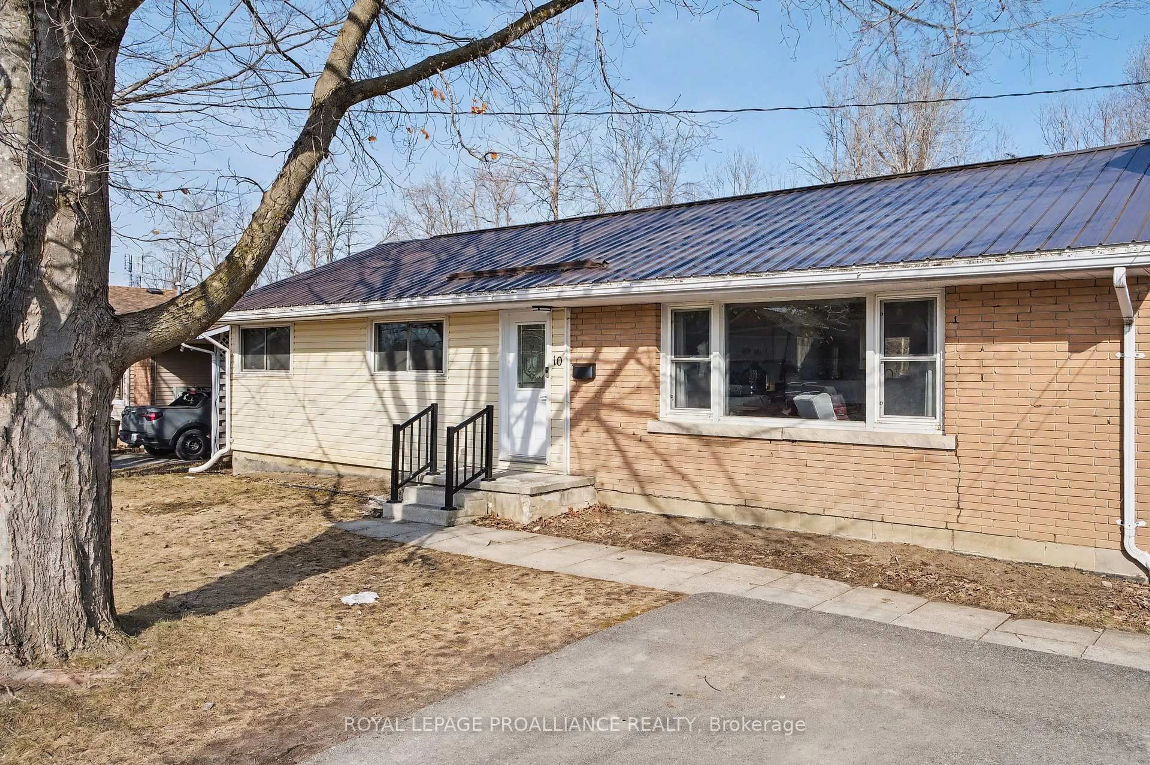 Unknown for 10 Duke St, Brockville Ontario K6V 3J1