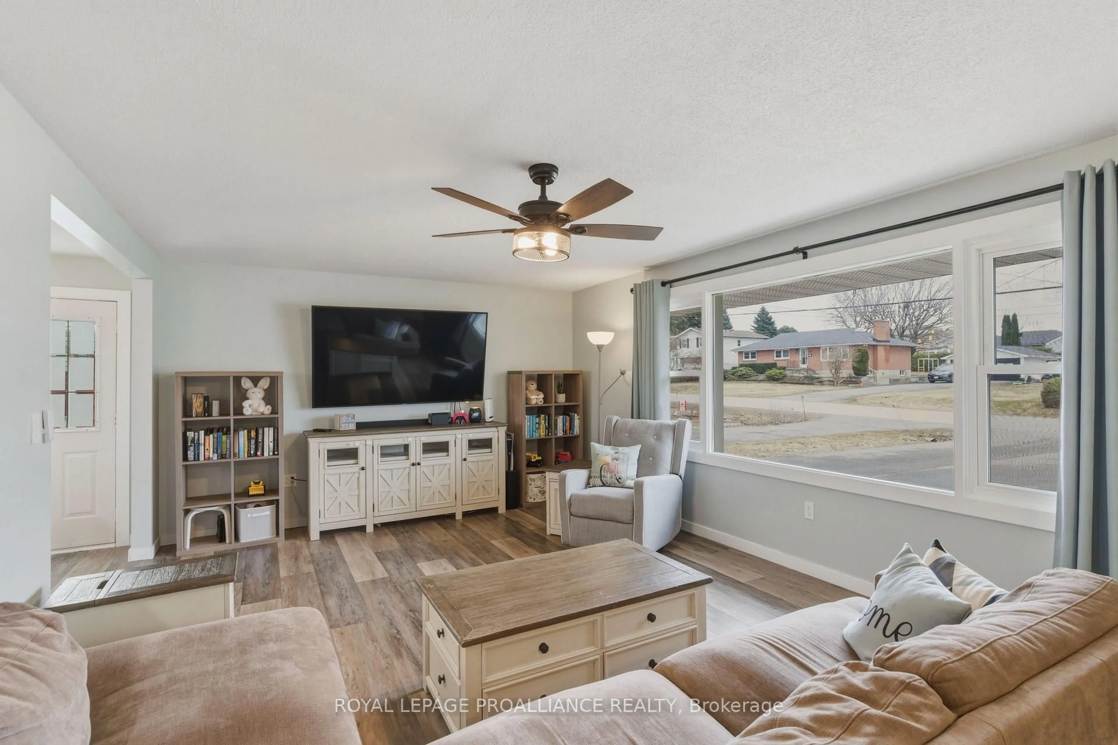 Living room with furniture, unknown for 10 Duke St, Brockville Ontario K6V 3J1