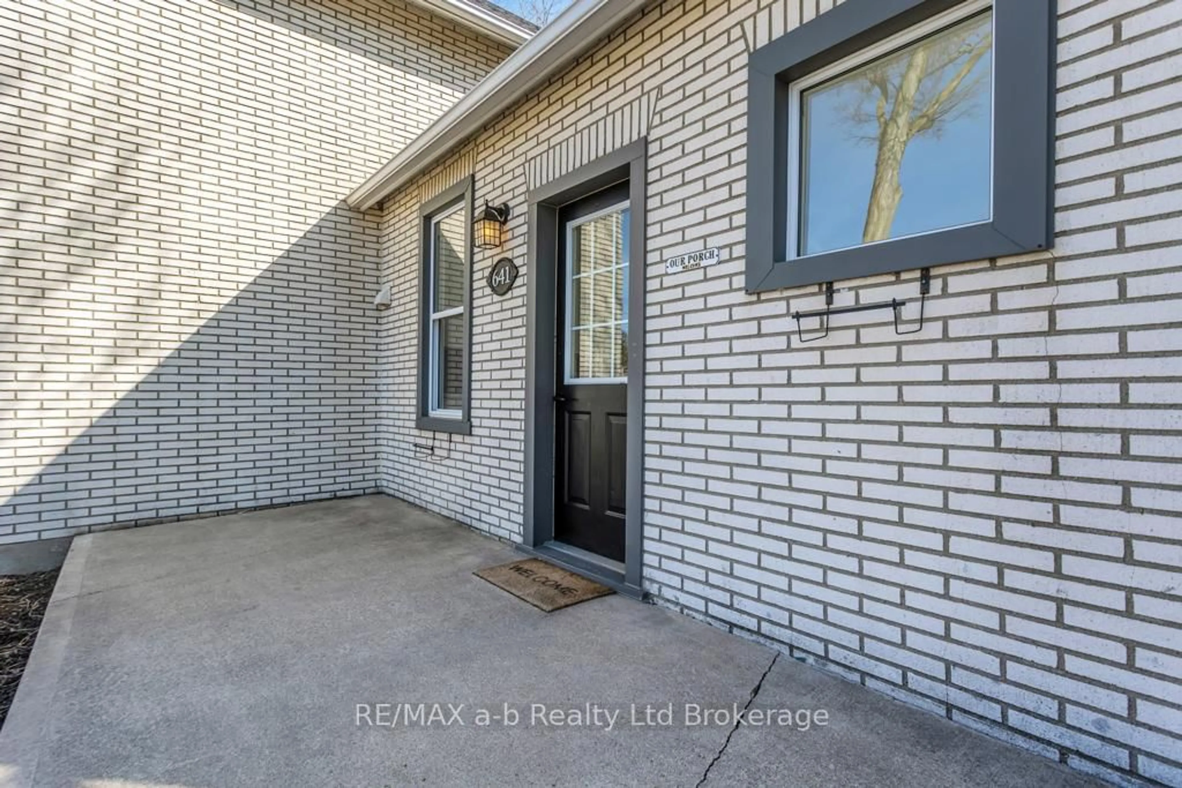 Indoor entryway for 641 MAIN St, Norwich Ontario N0J 1C0